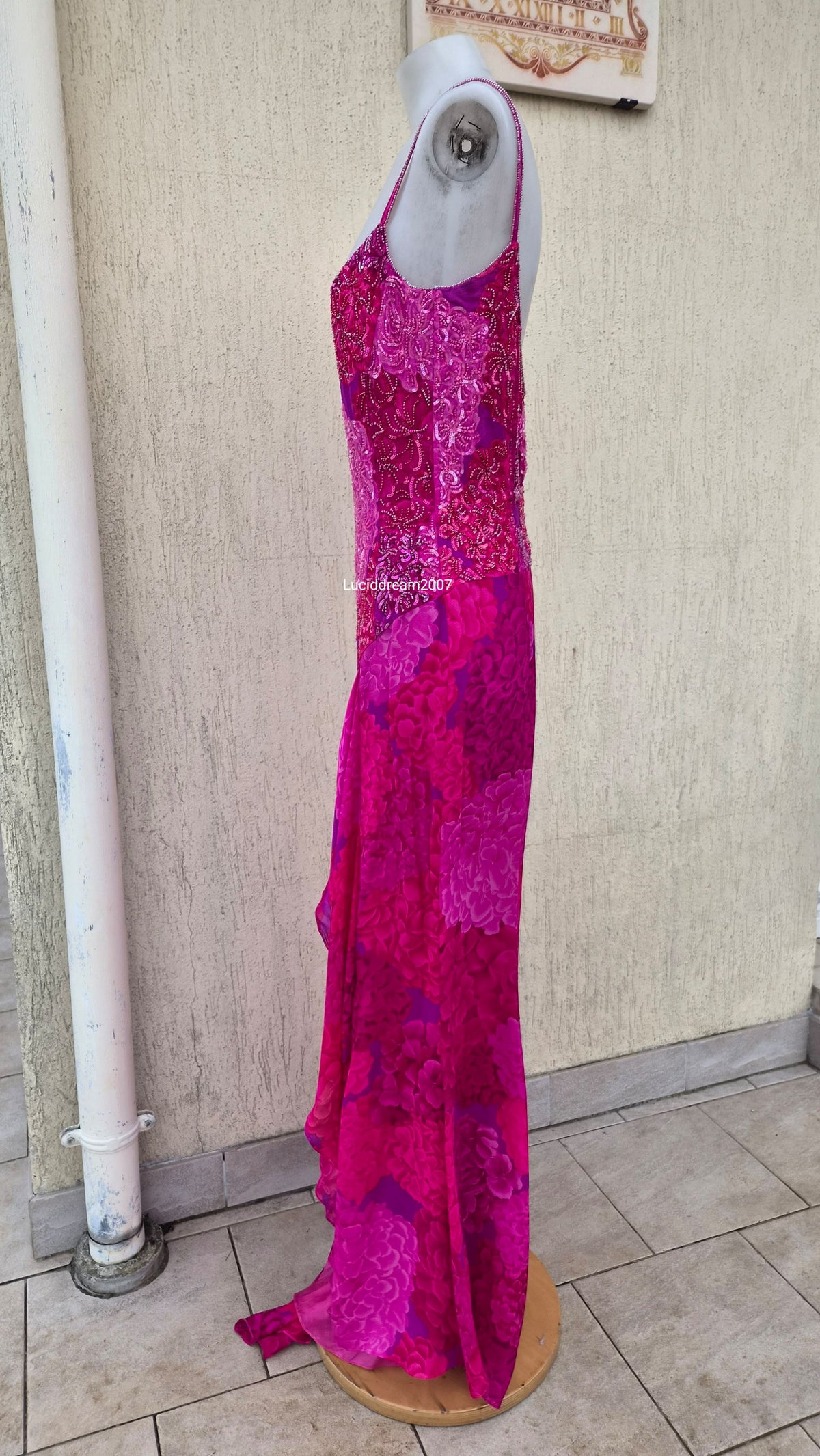 Robe en soie brodée rose