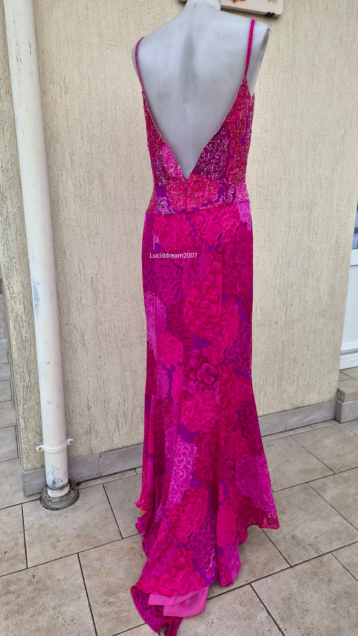 Robe en soie brodée rose