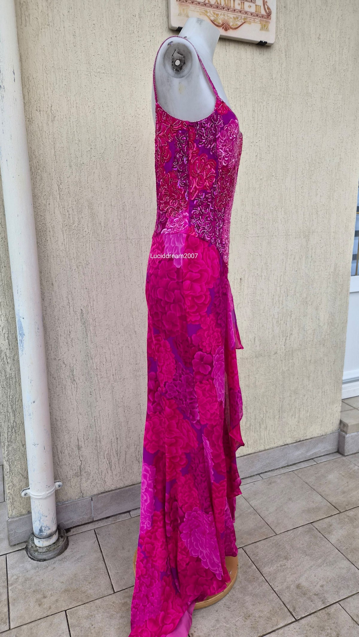 Robe en soie brodée rose