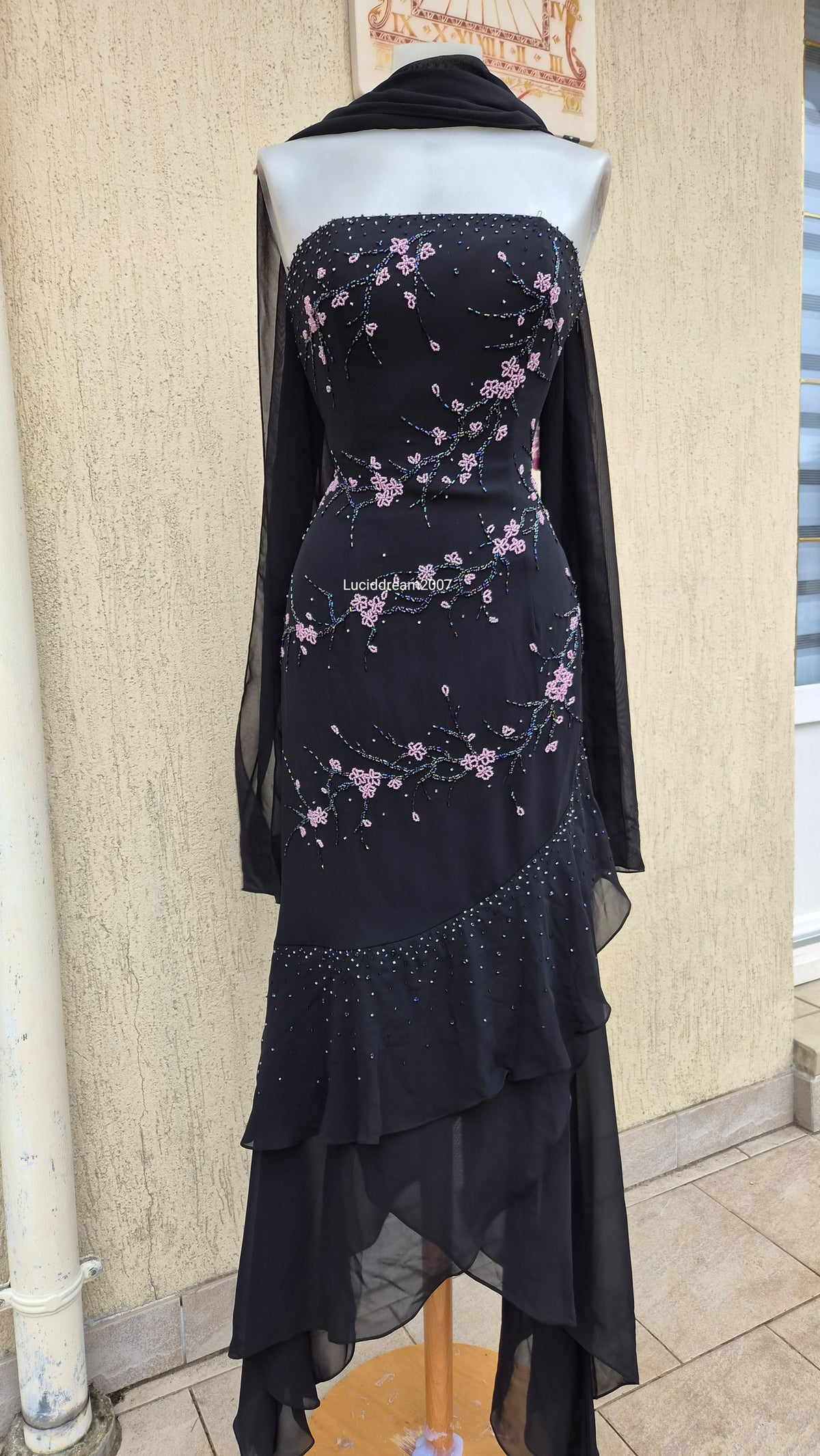 Robe bustier noire brodée de perles