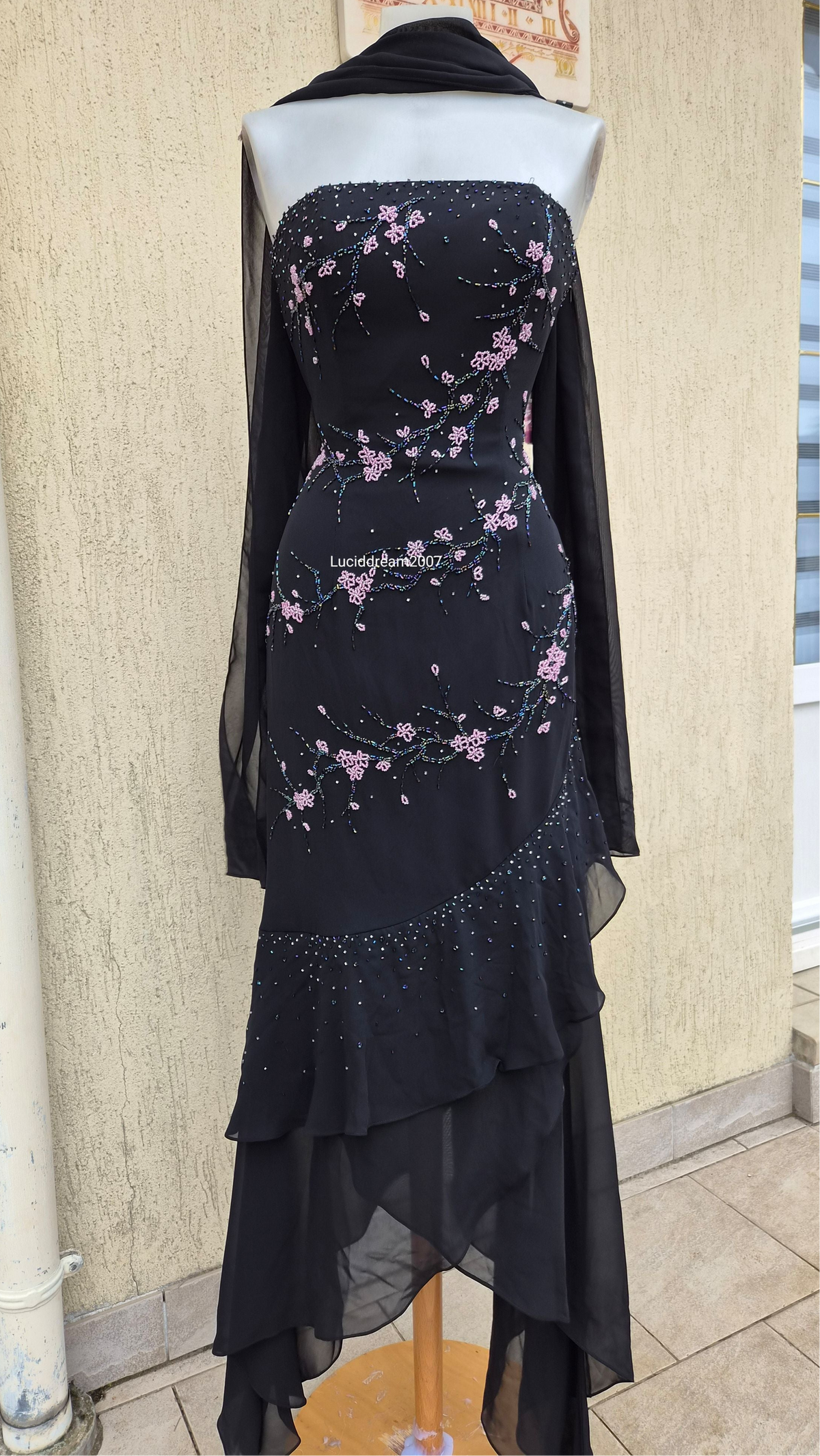 Robe bustier noire brodée de perles