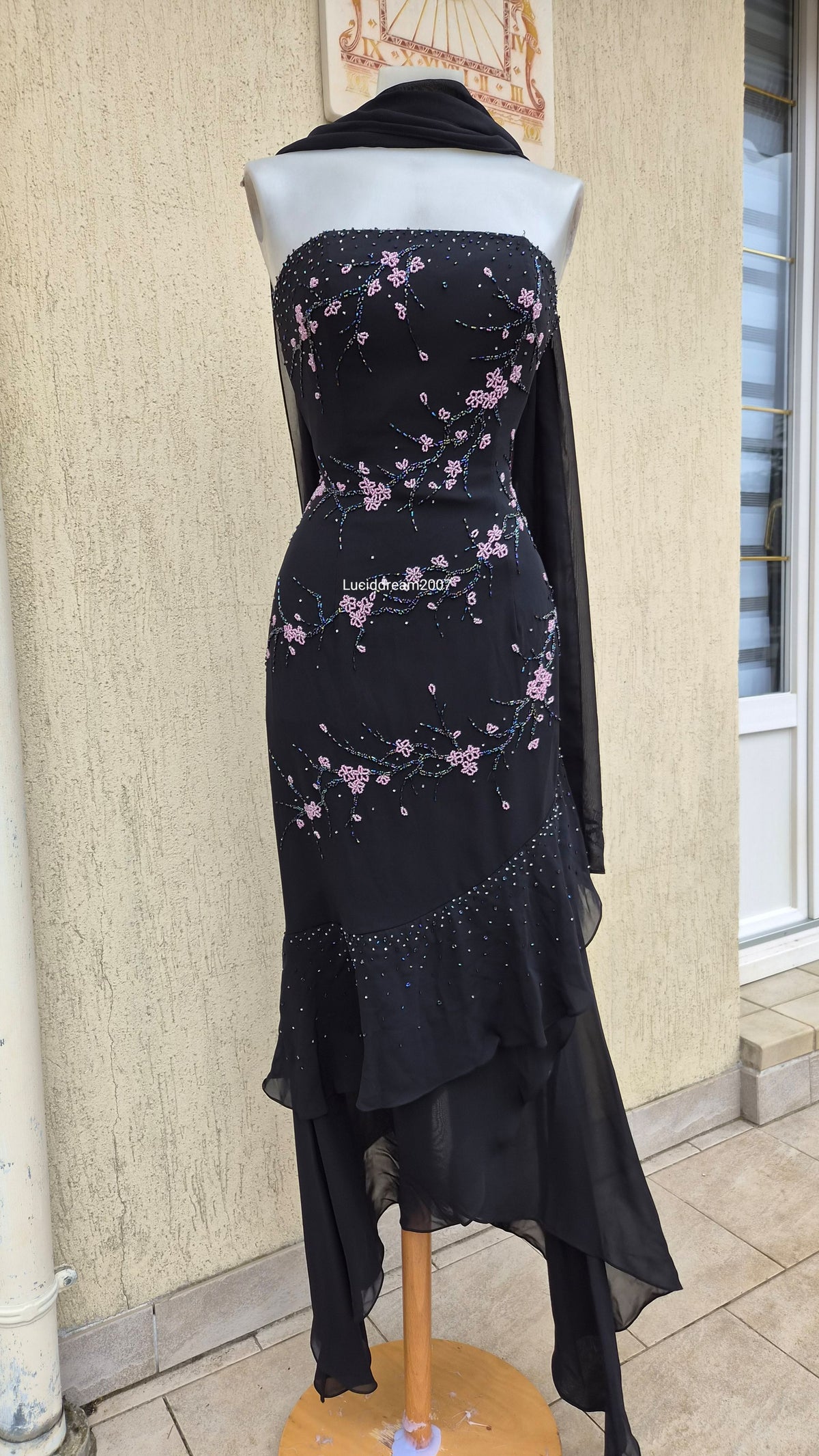 Robe bustier noire brodée de perles
