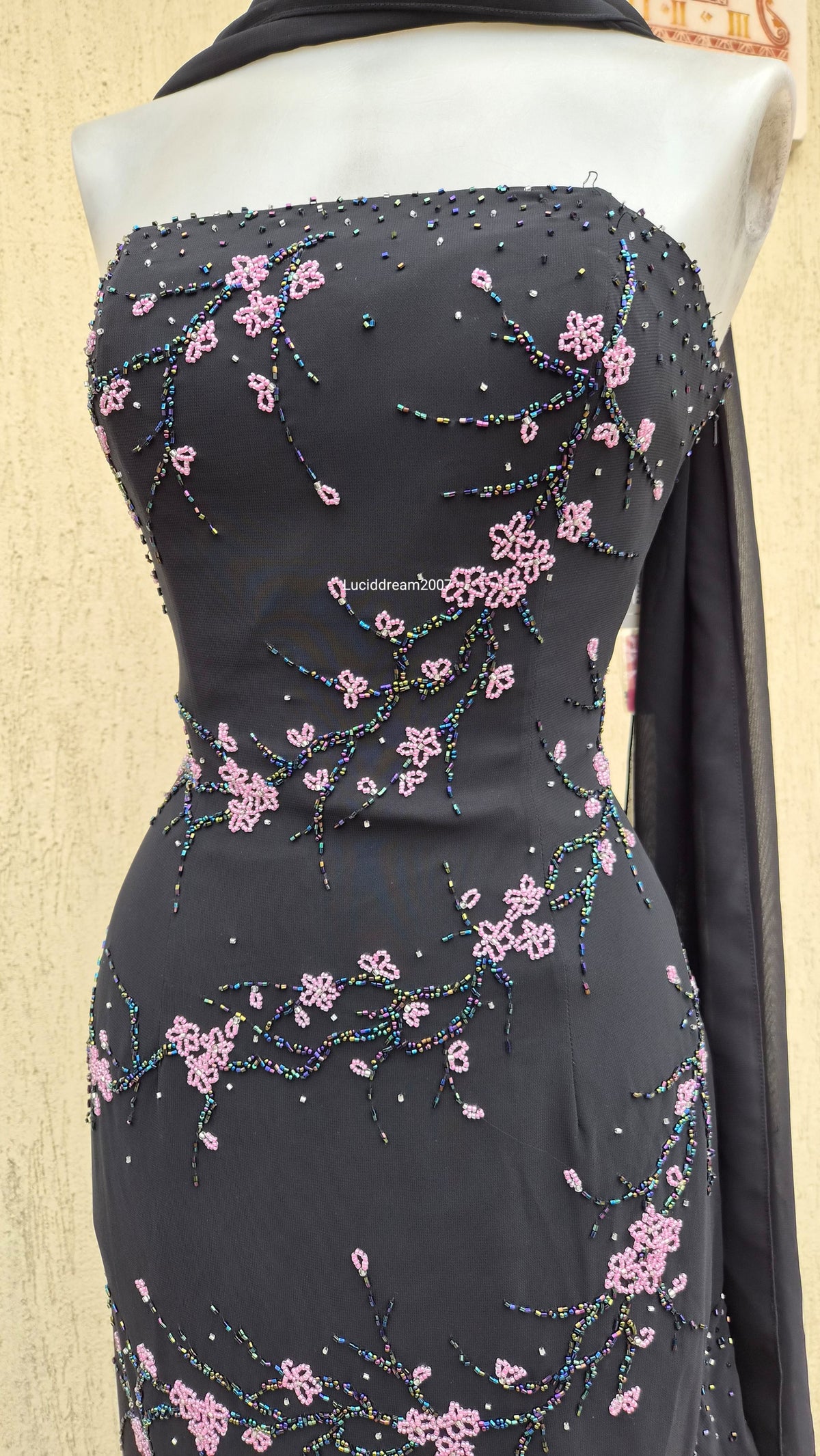 Robe bustier noire brodée de perles