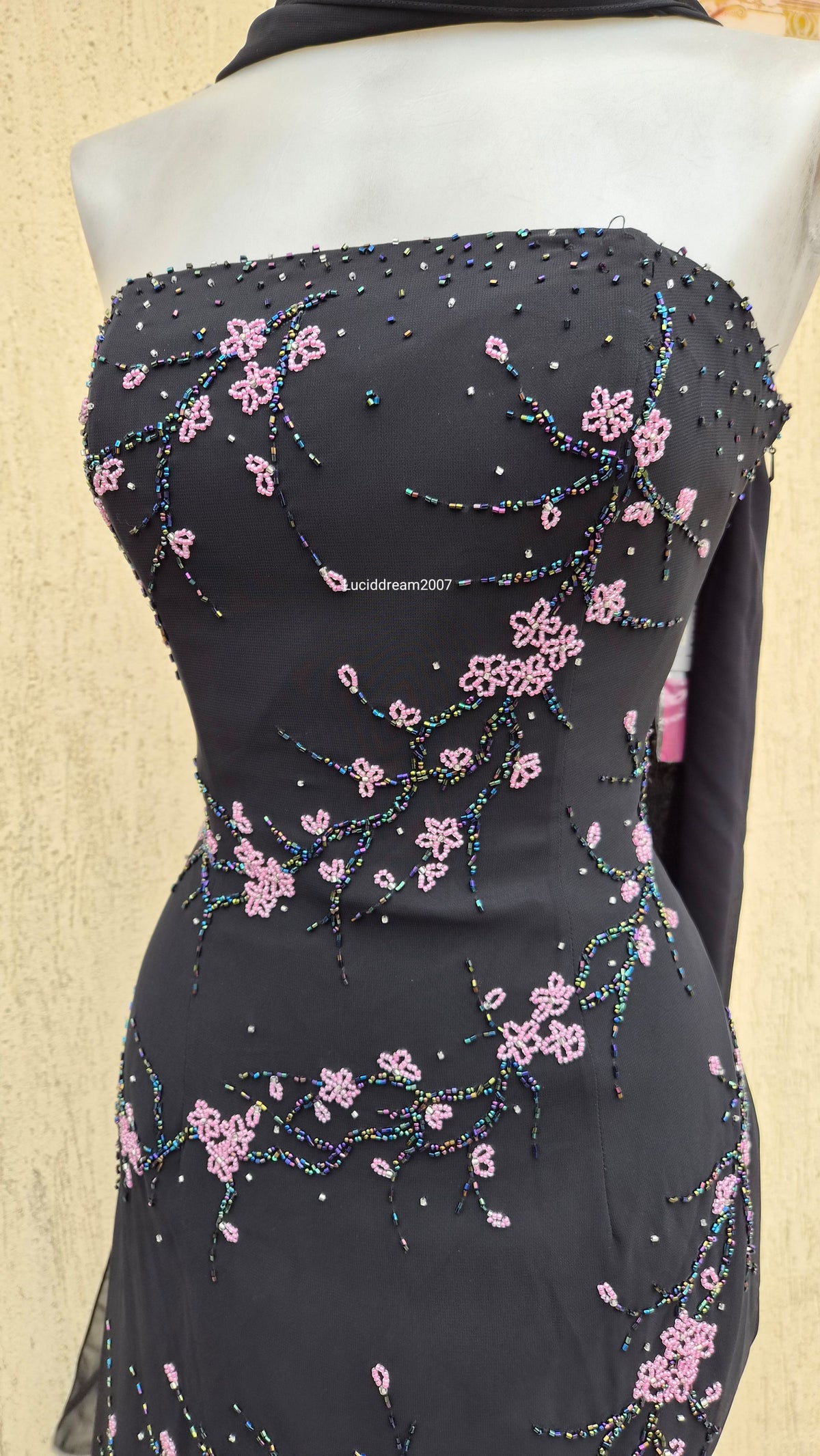 Robe bustier noire brodée de perles