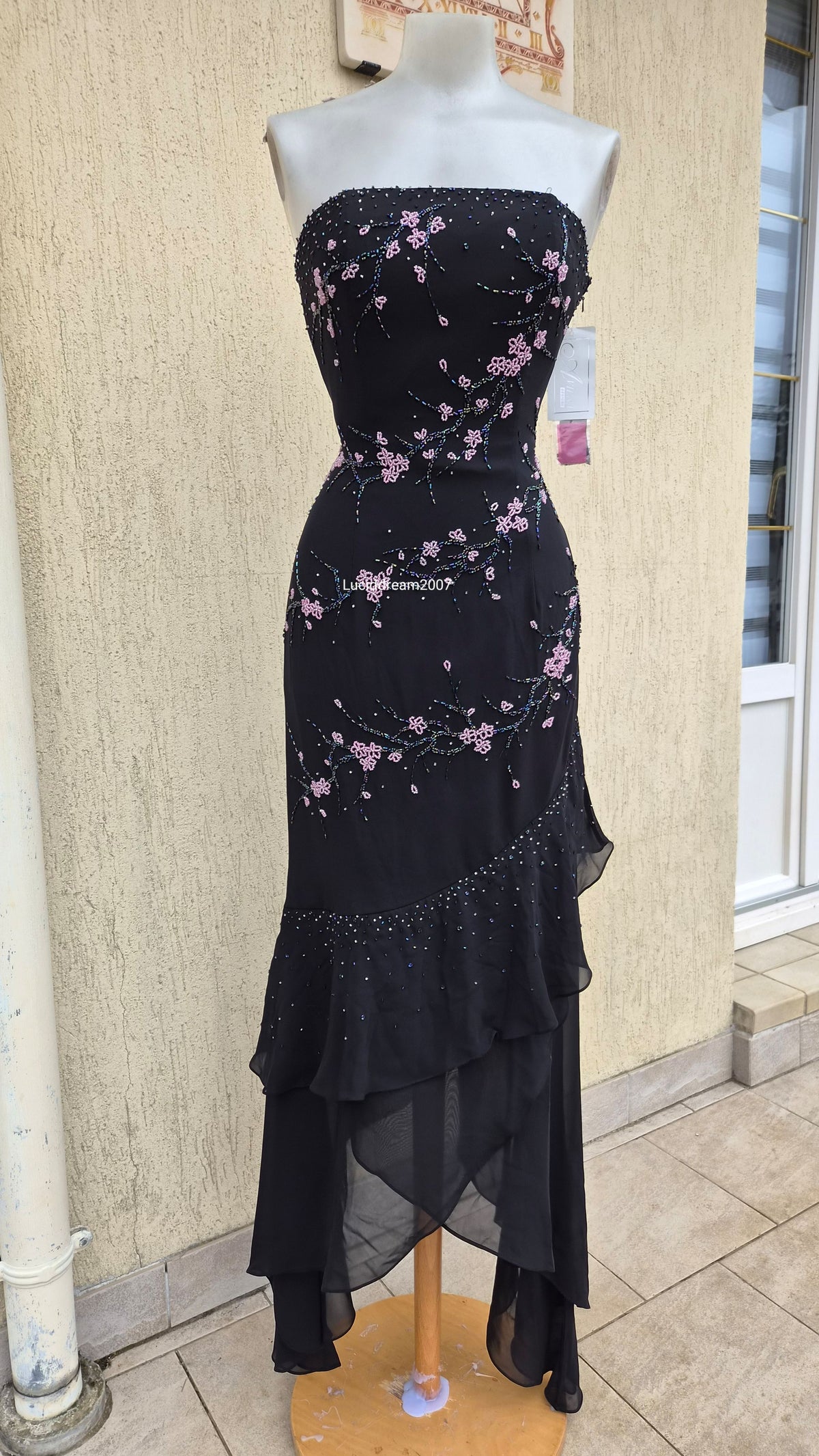 Robe bustier noire brodée de perles