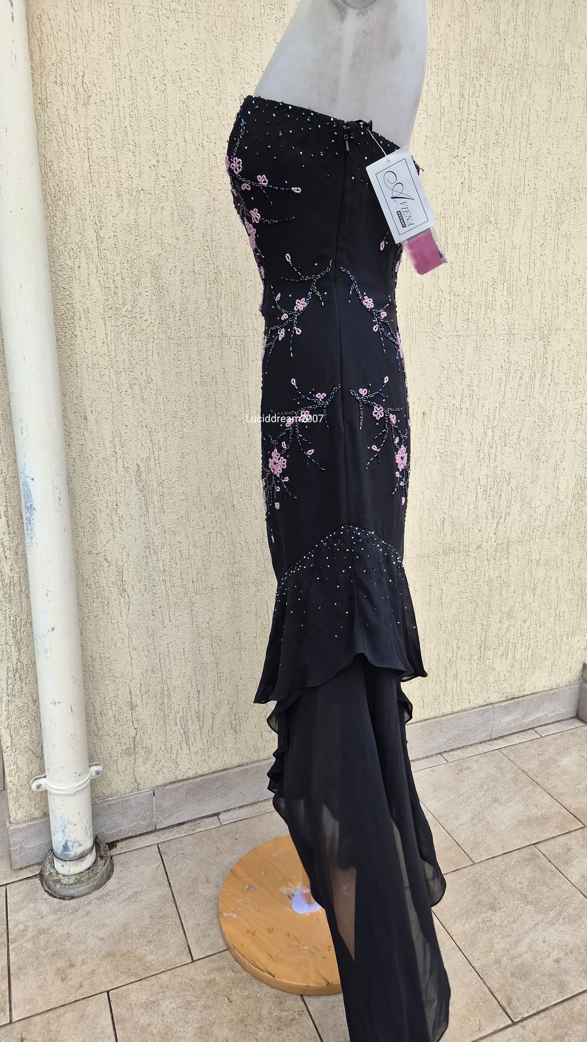 Robe bustier noire brodée de perles