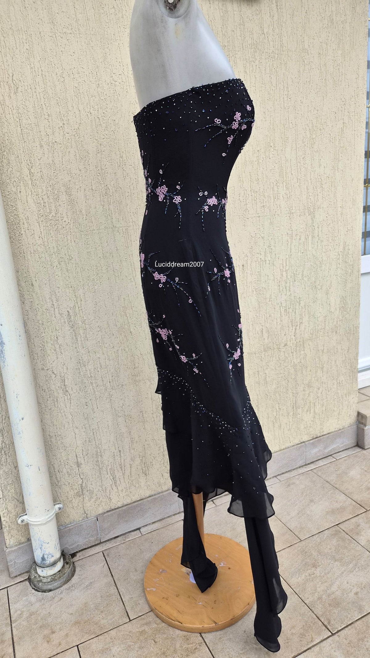Robe bustier noire brodée de perles