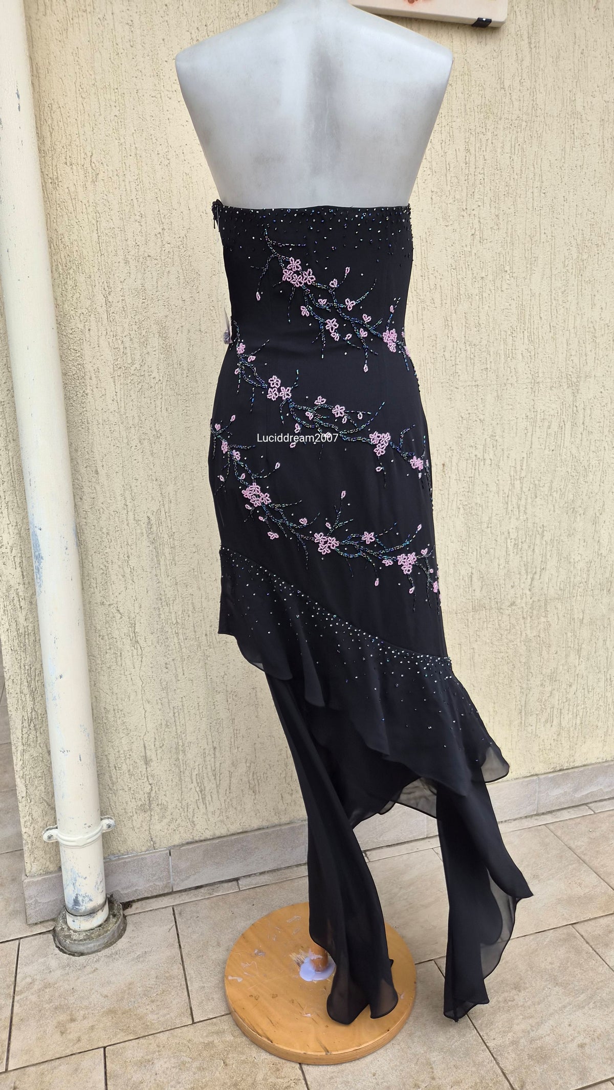 Robe bustier noire brodée de perles