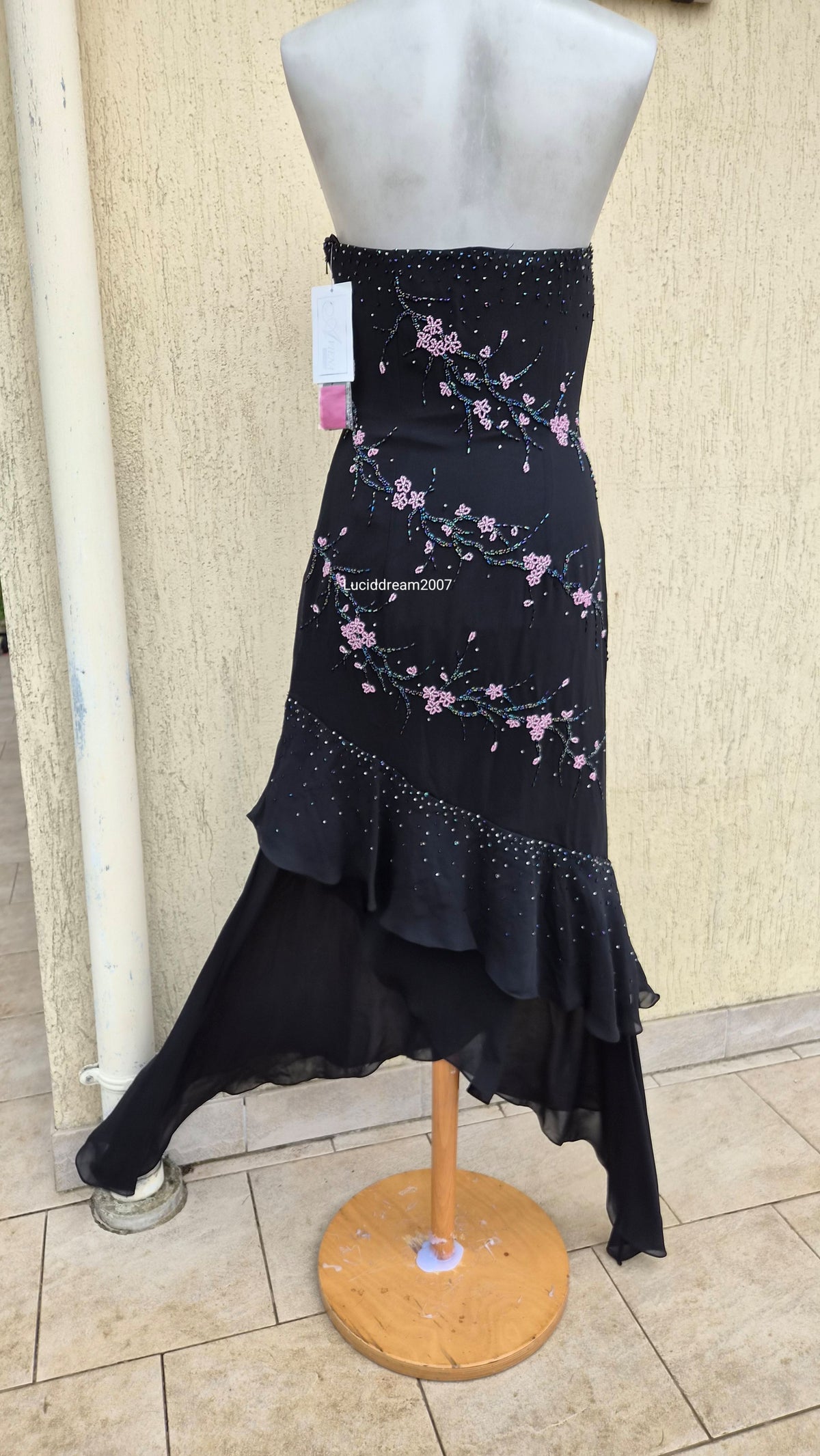 Robe bustier noire brodée de perles