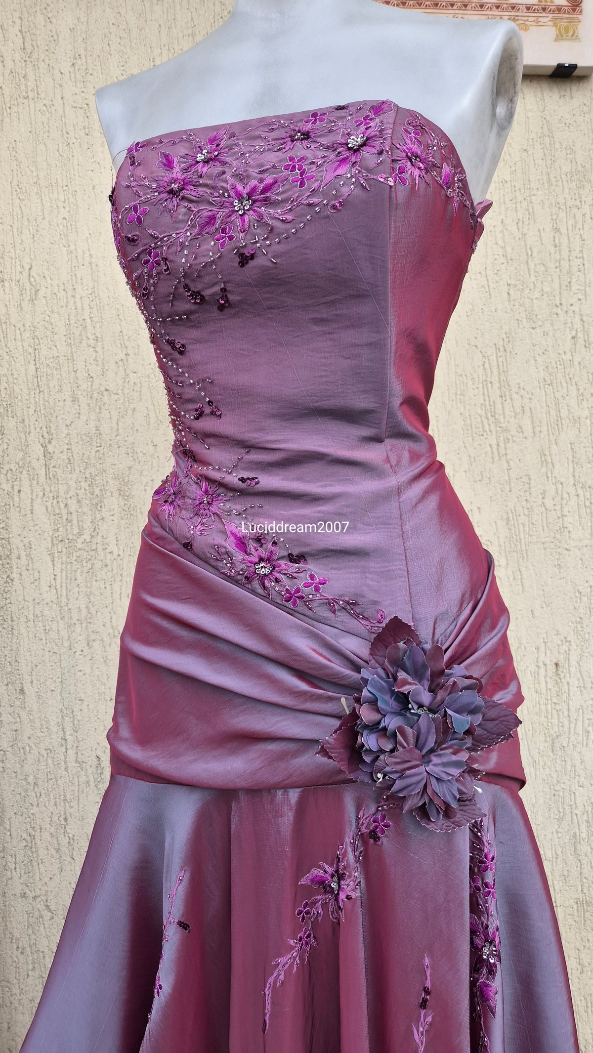 Robe bustier irisée brodée tons violet