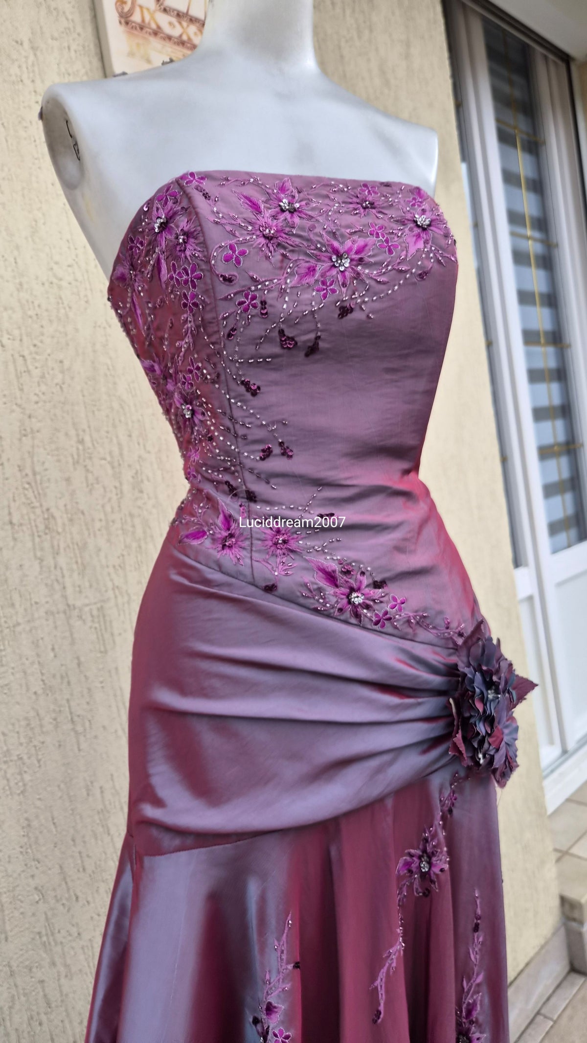Robe bustier irisée brodée tons violet