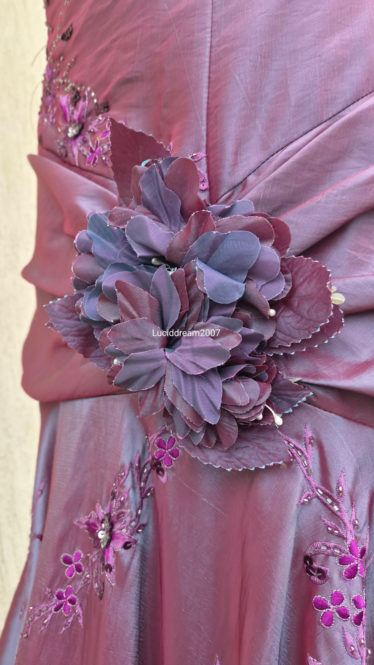Robe bustier irisée brodée tons violet