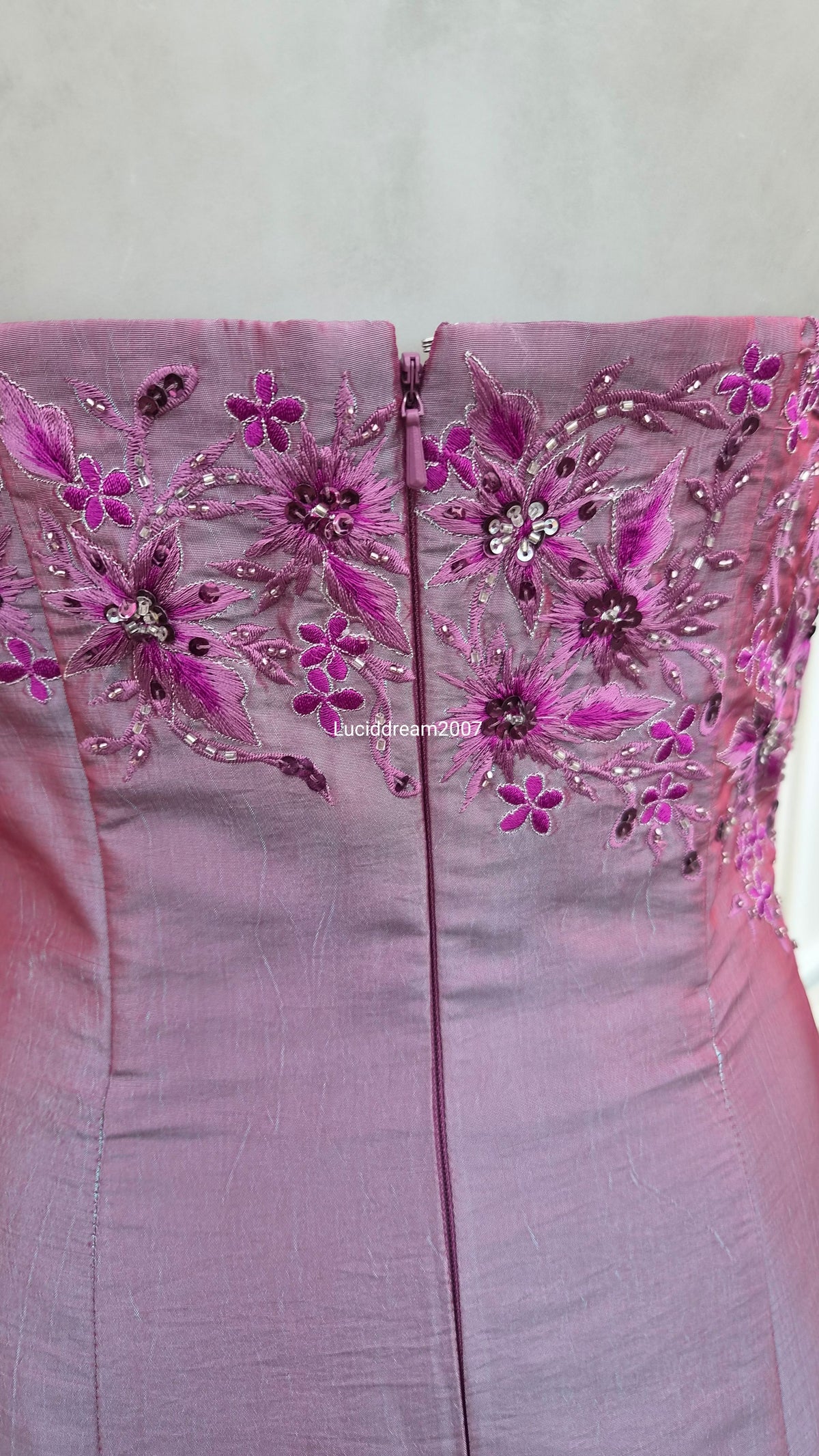 Robe bustier irisée brodée tons violet