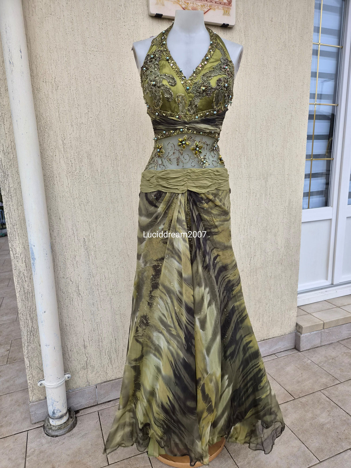 Robe de soirée verte détails brodés