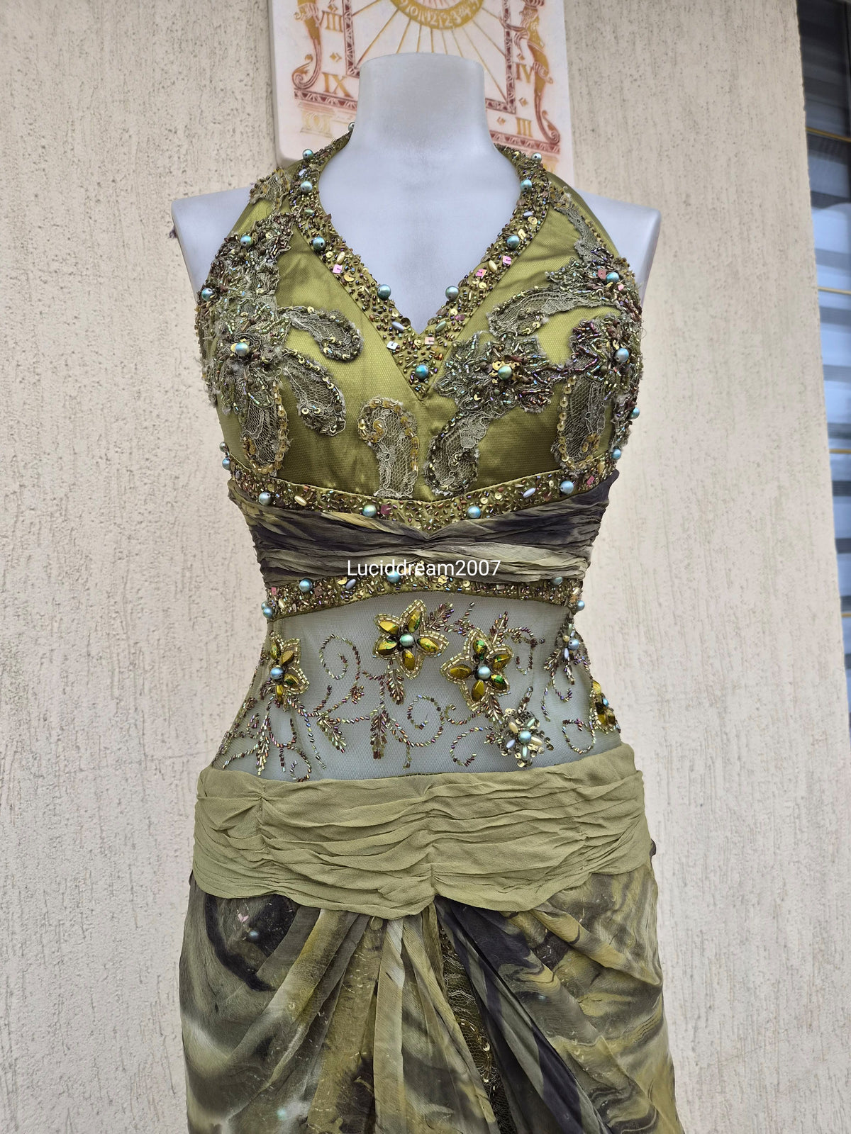 Robe de soirée verte détails brodés