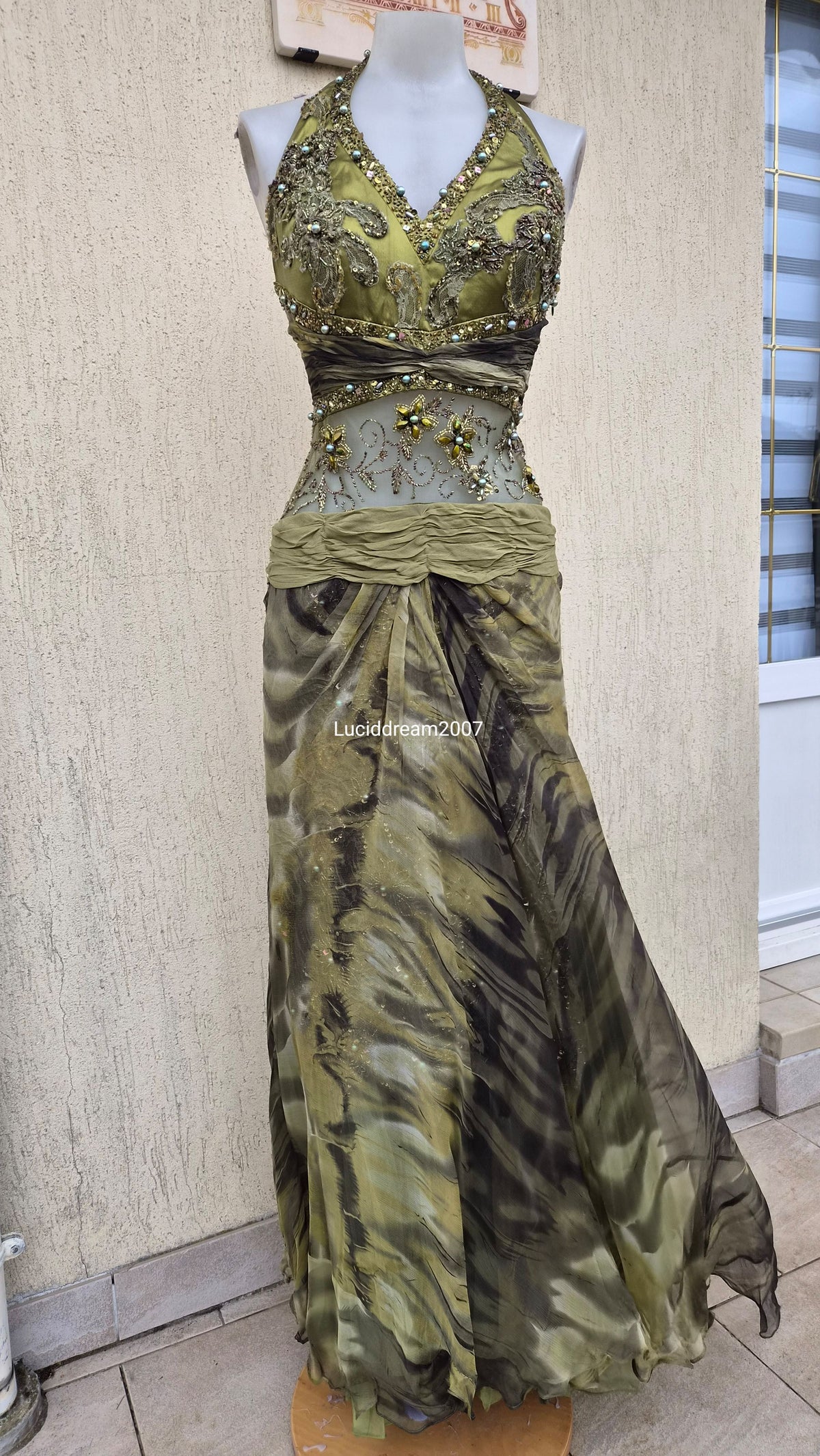 Robe de soirée verte détails brodés