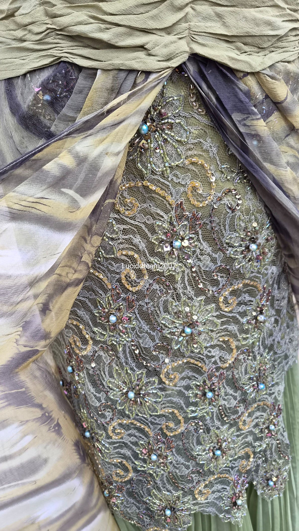 Robe de soirée verte détails brodés