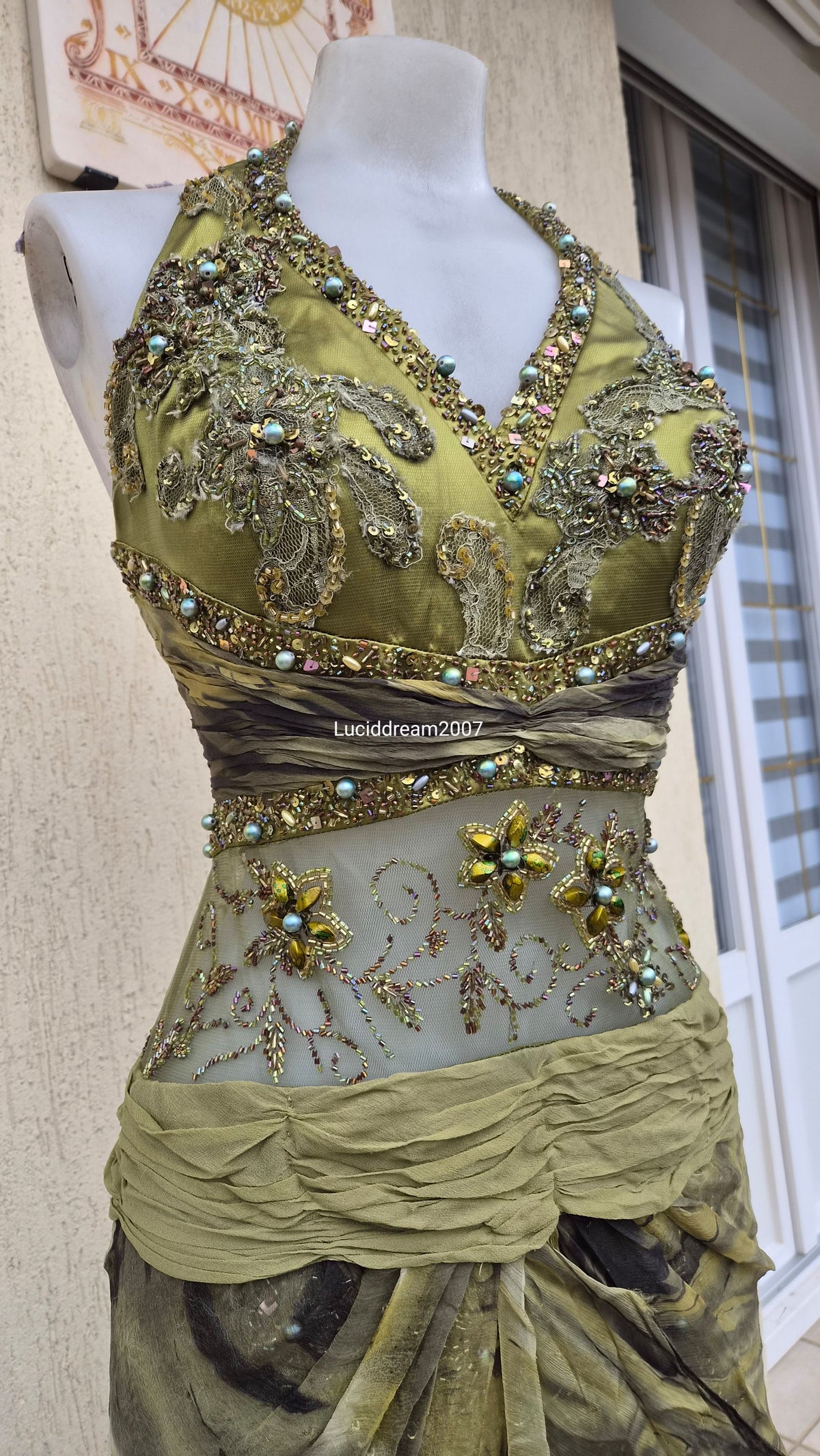 Robe de soirée verte détails brodés