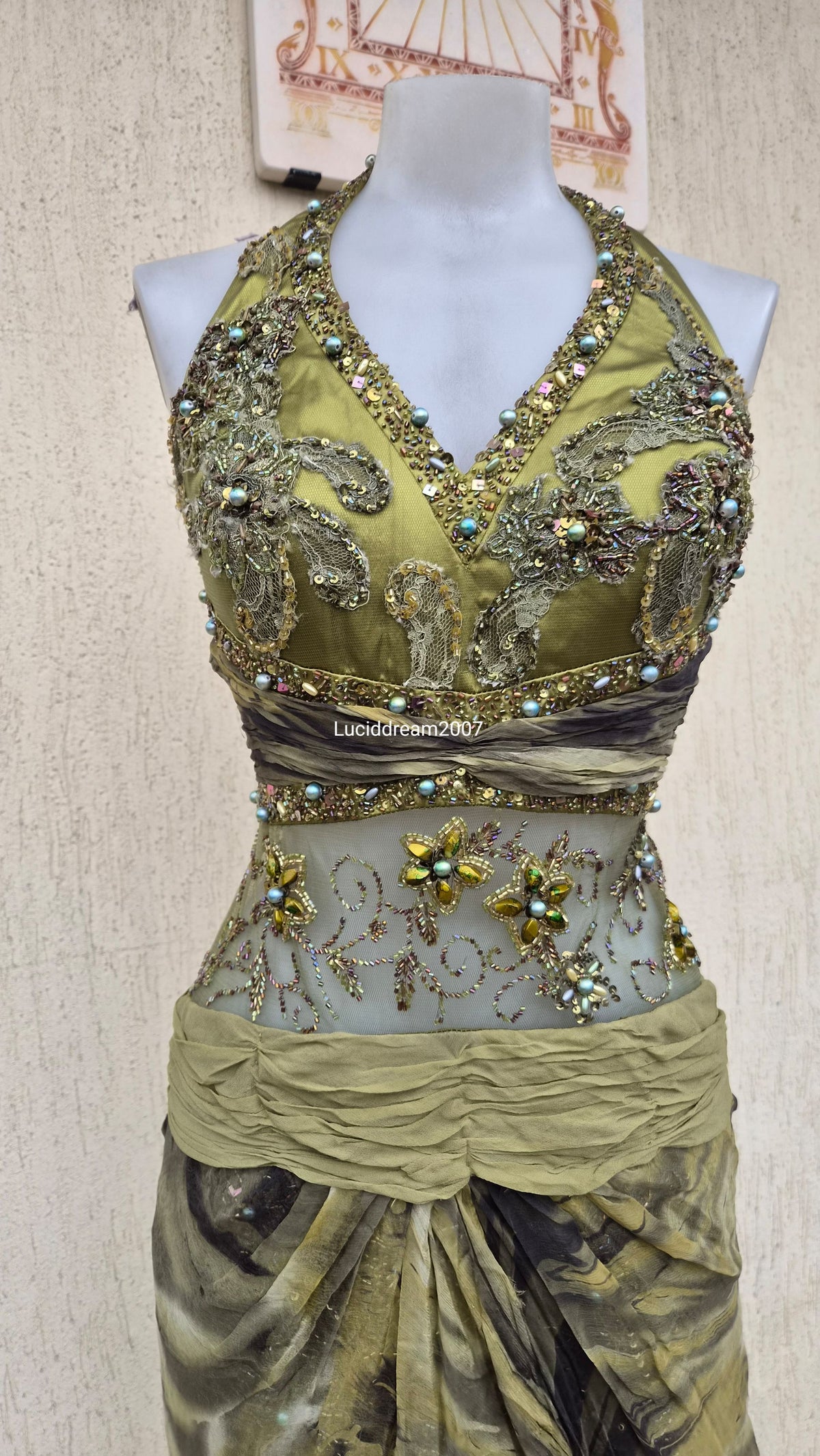 Robe de soirée verte détails brodés