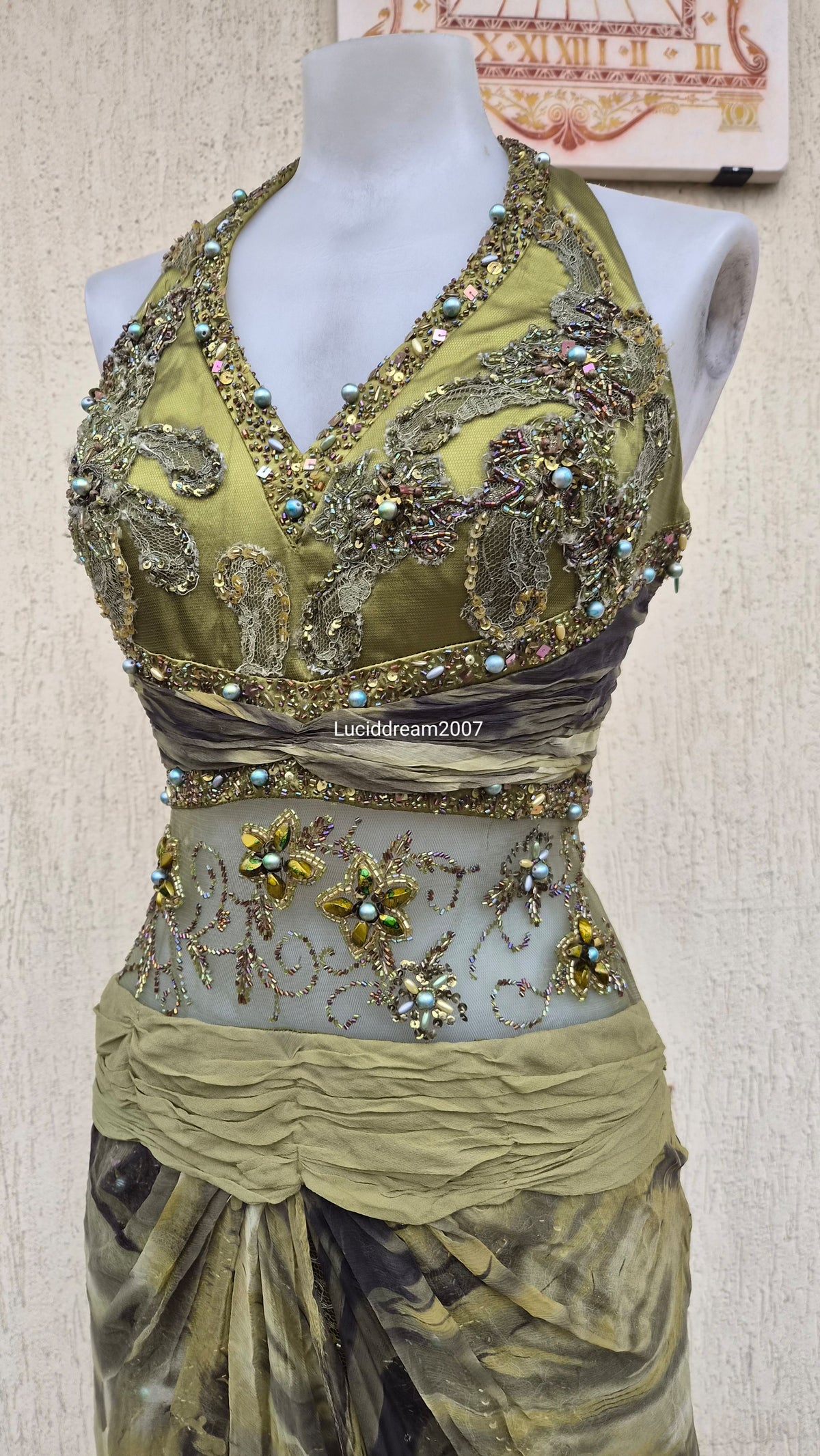 Robe de soirée verte détails brodés