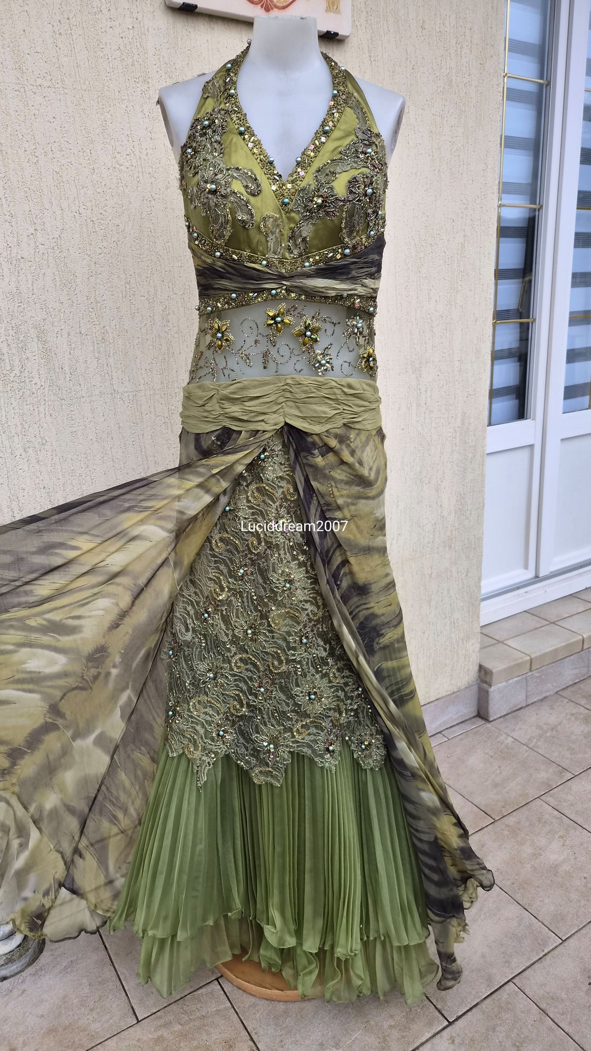 Robe de soirée verte détails brodés