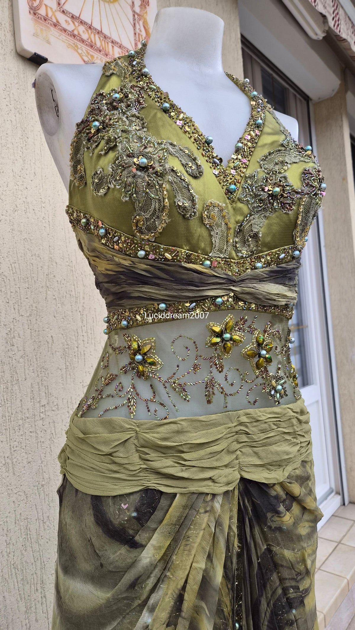 Robe de soirée verte détails brodés