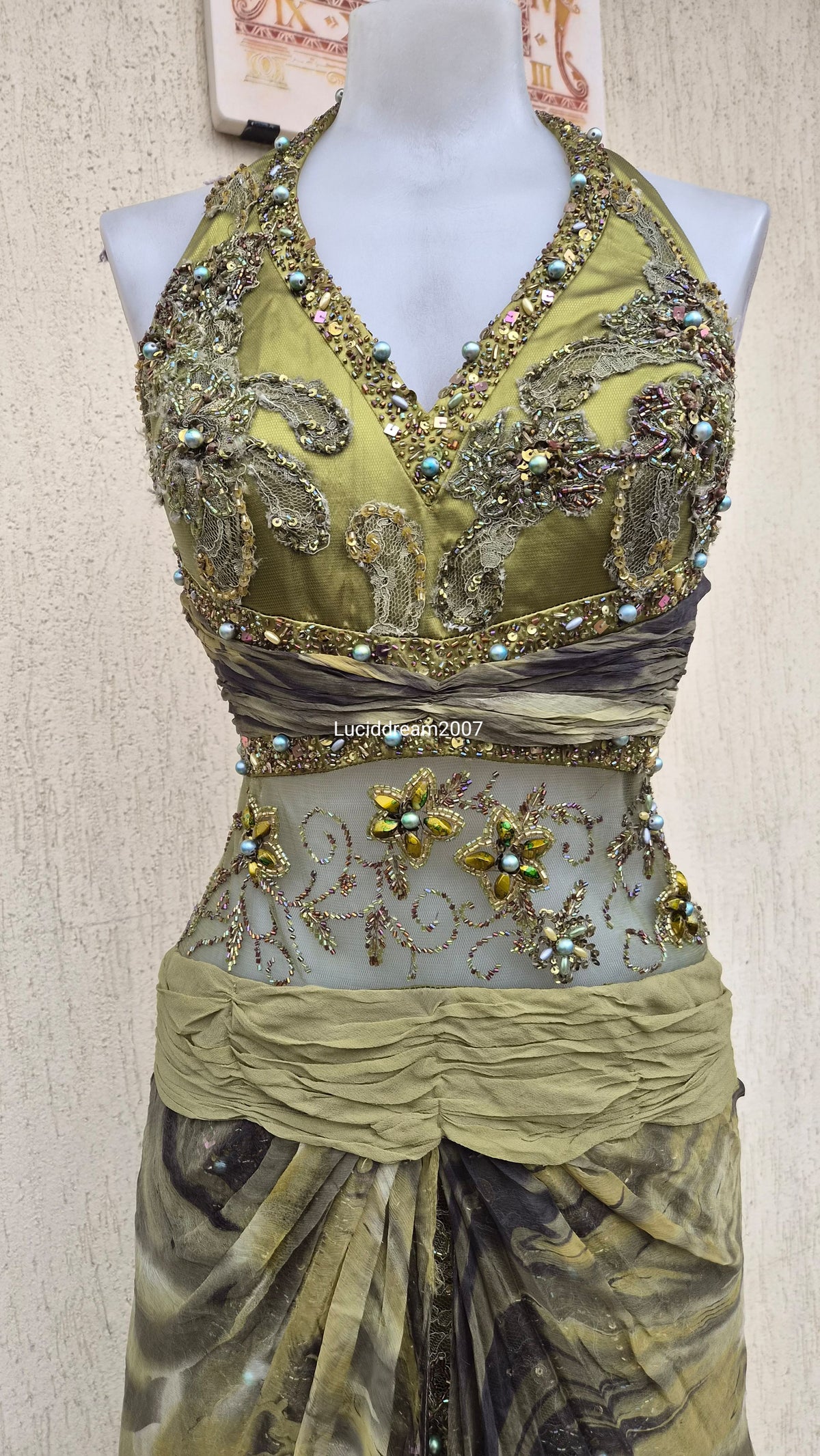 Robe de soirée verte détails brodés