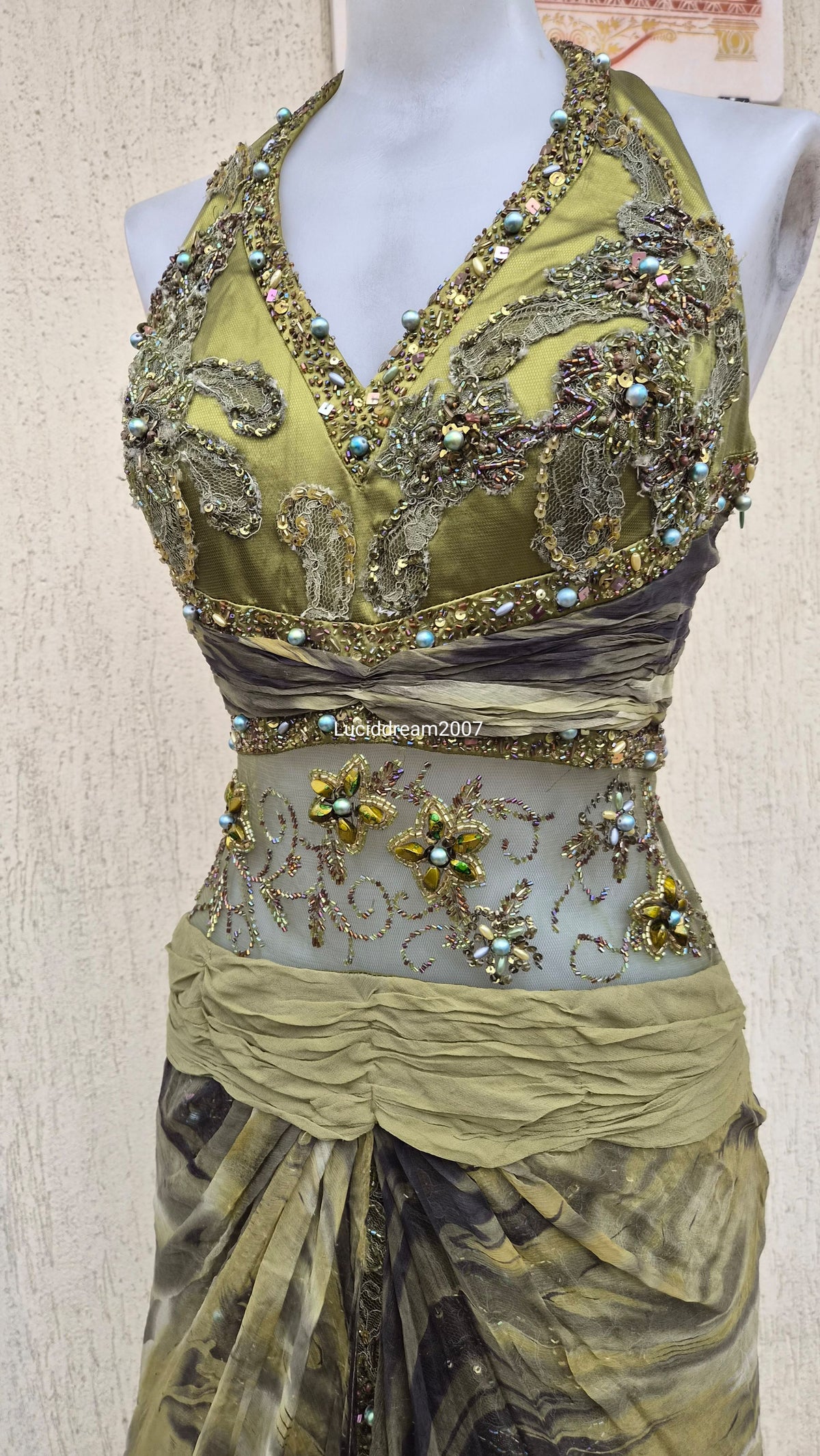 Robe de soirée verte détails brodés