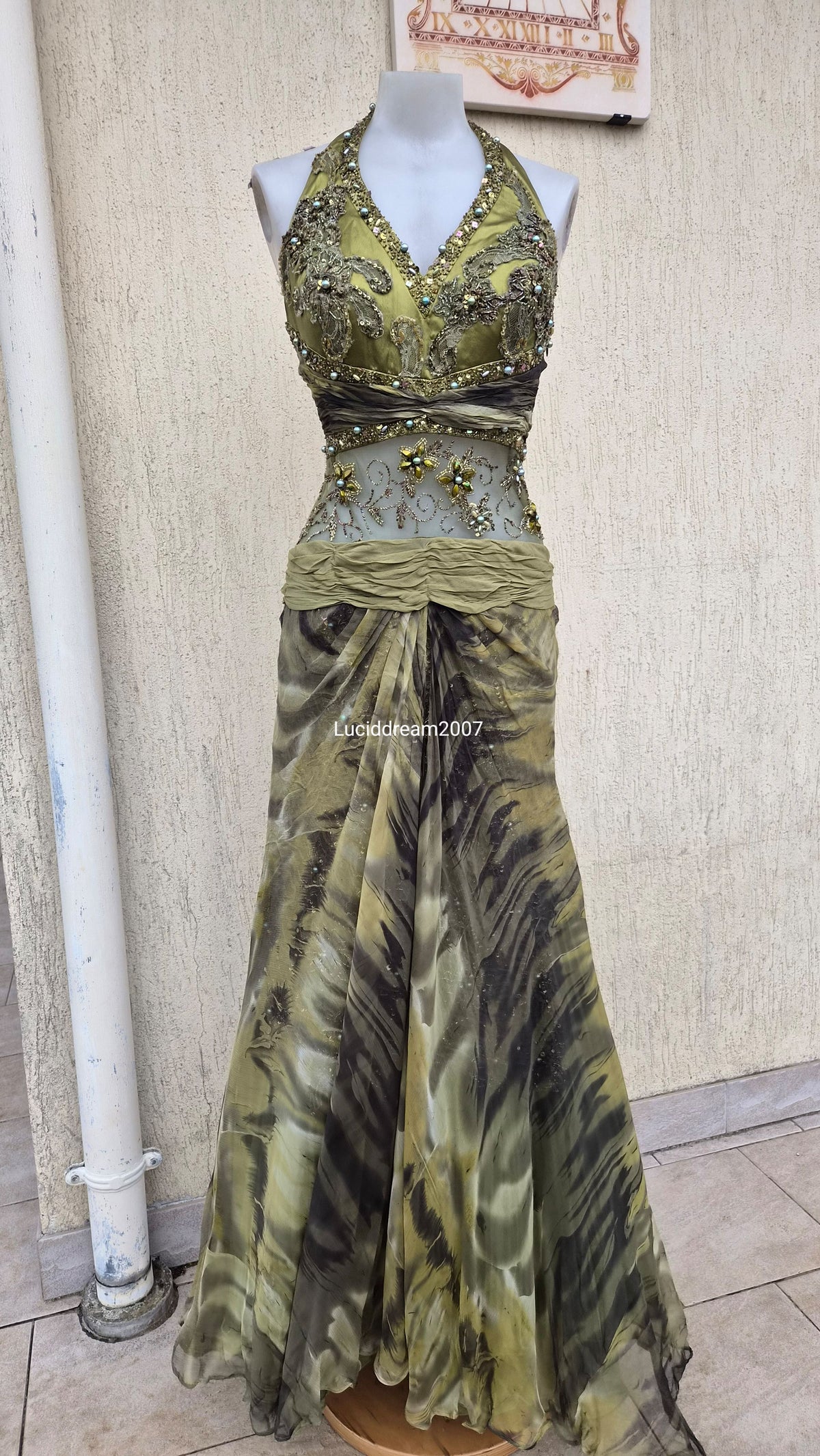 Robe de soirée verte détails brodés