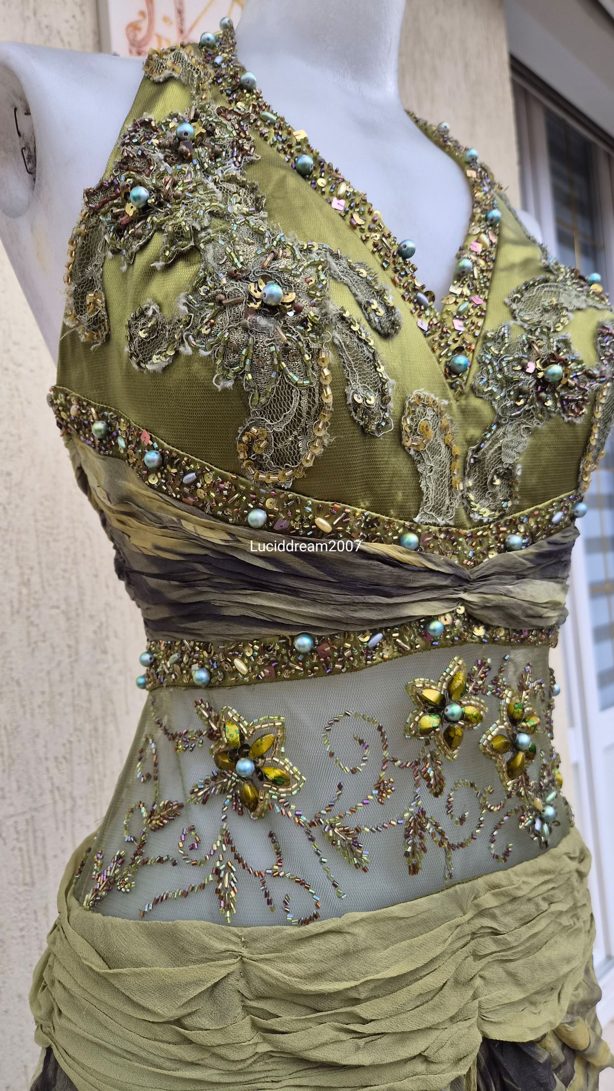 Robe de soirée verte détails brodés