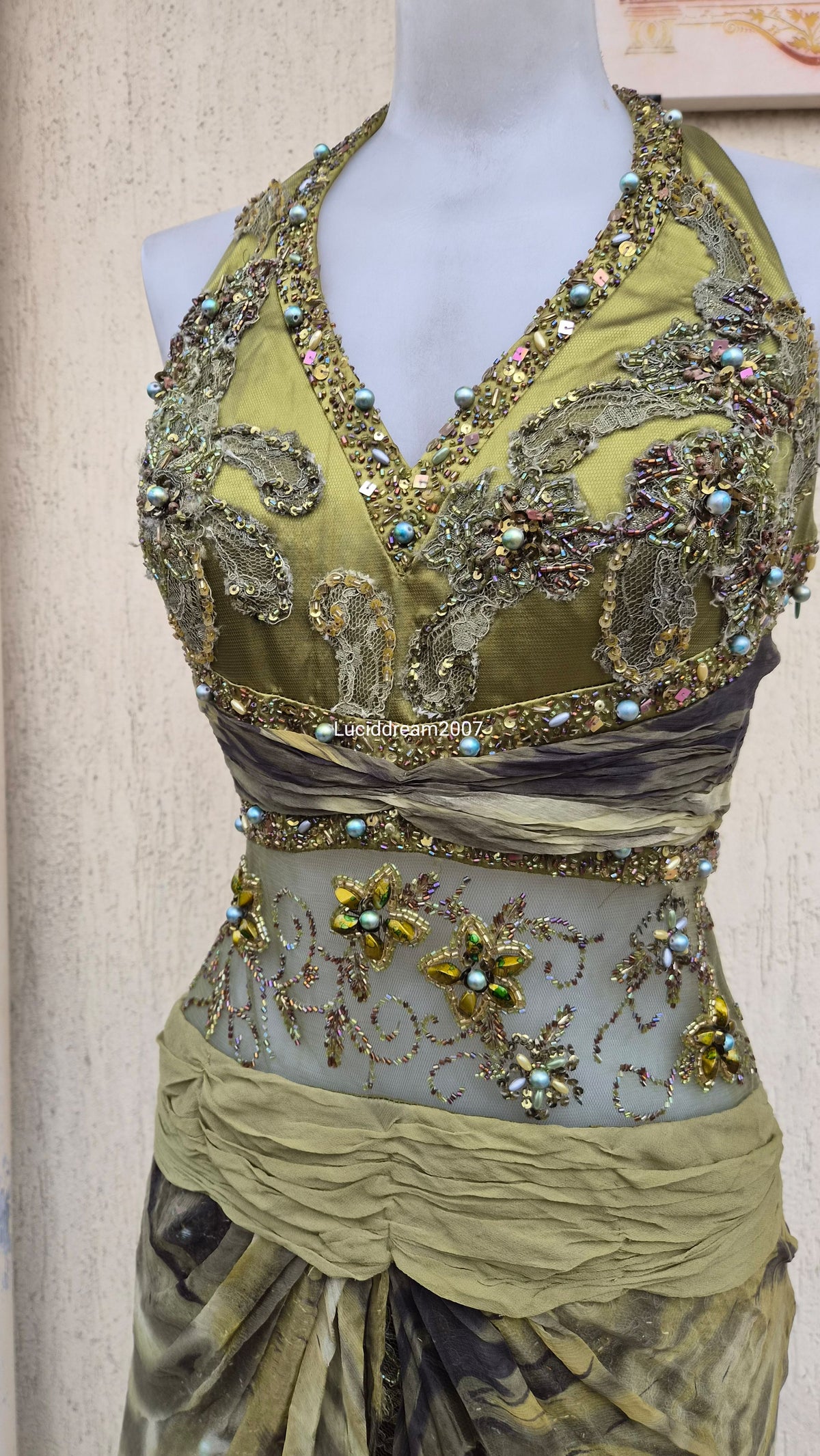 Robe de soirée verte détails brodés