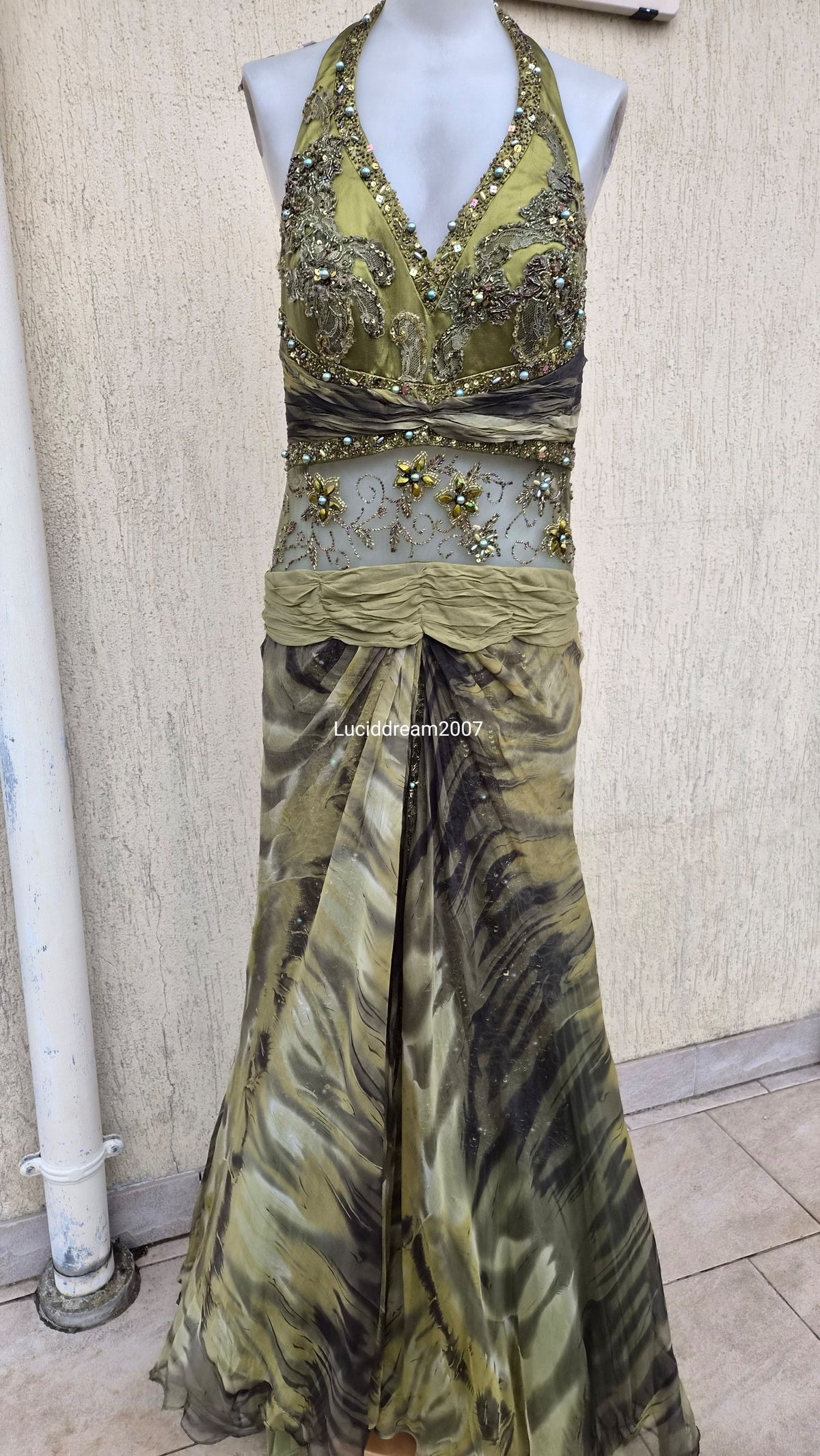 Robe de soirée verte détails brodés