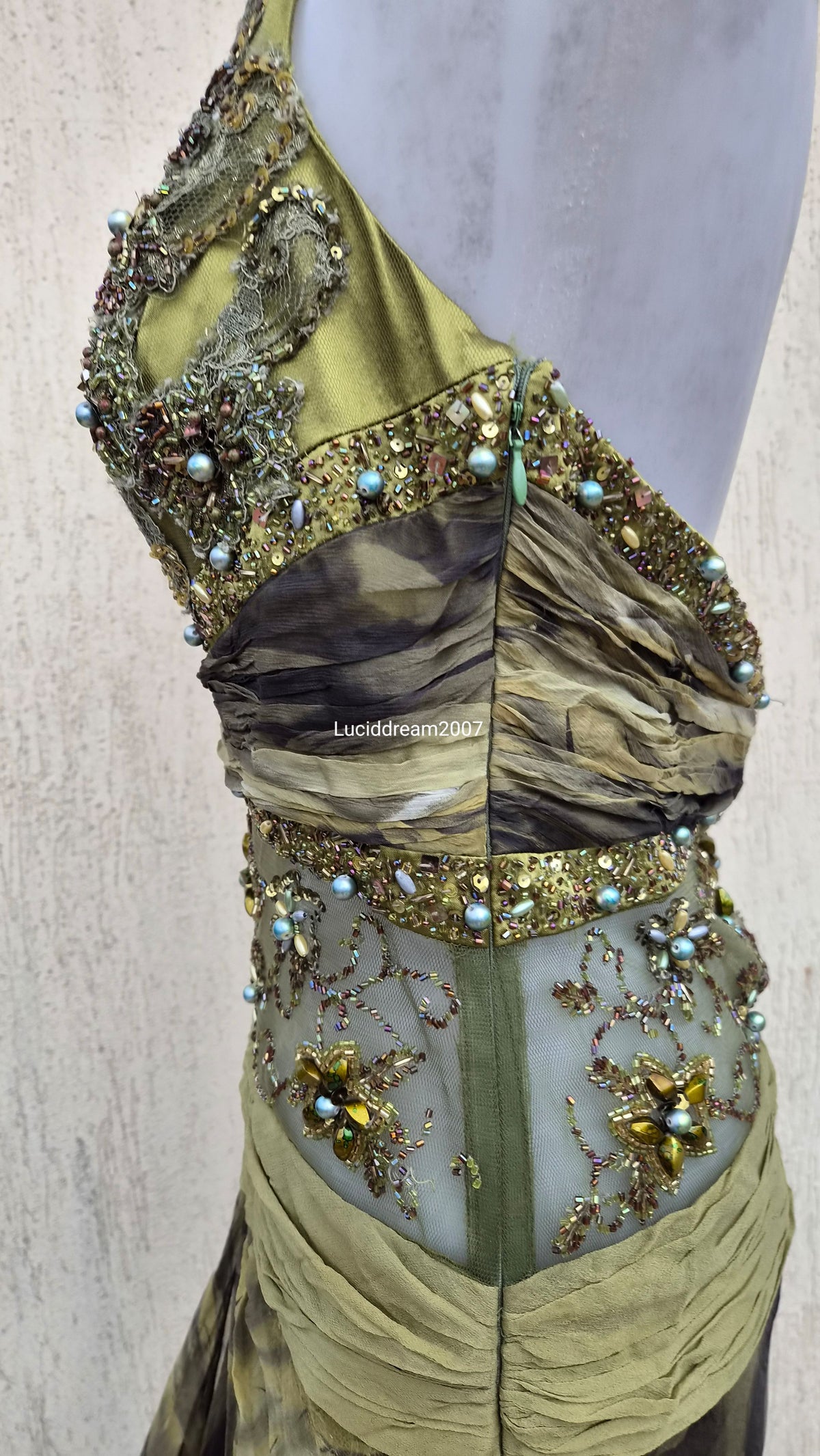 Robe de soirée verte détails brodés