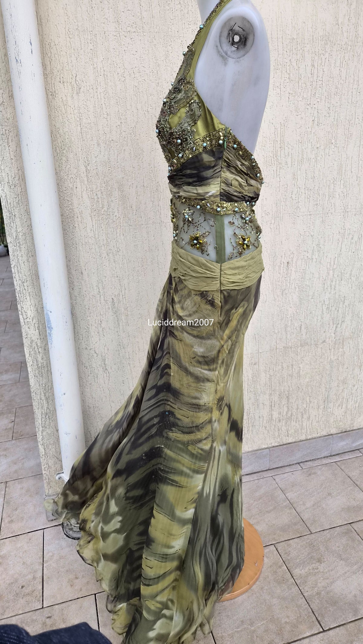 Robe de soirée verte détails brodés