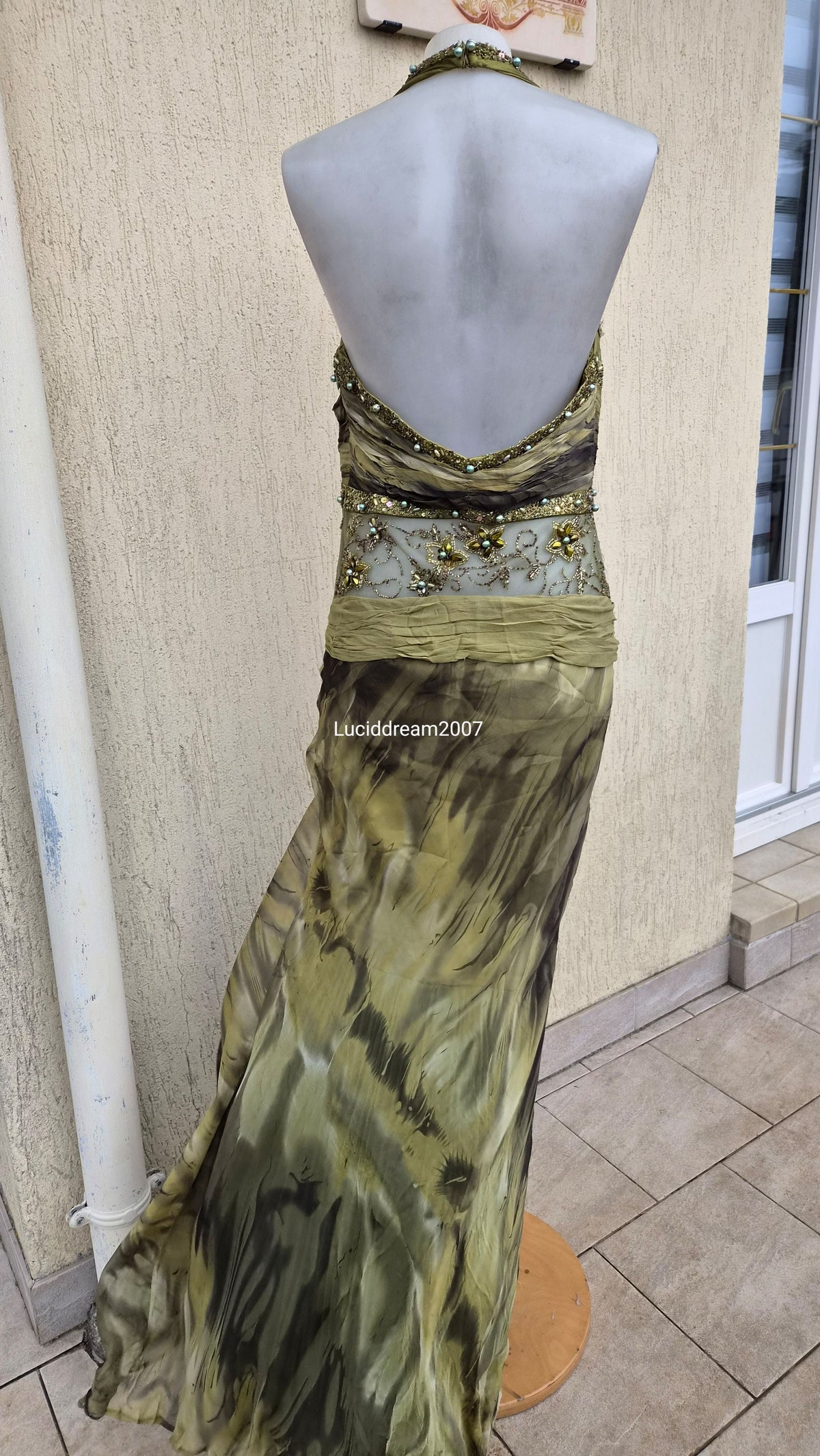 Robe de soirée verte détails brodés