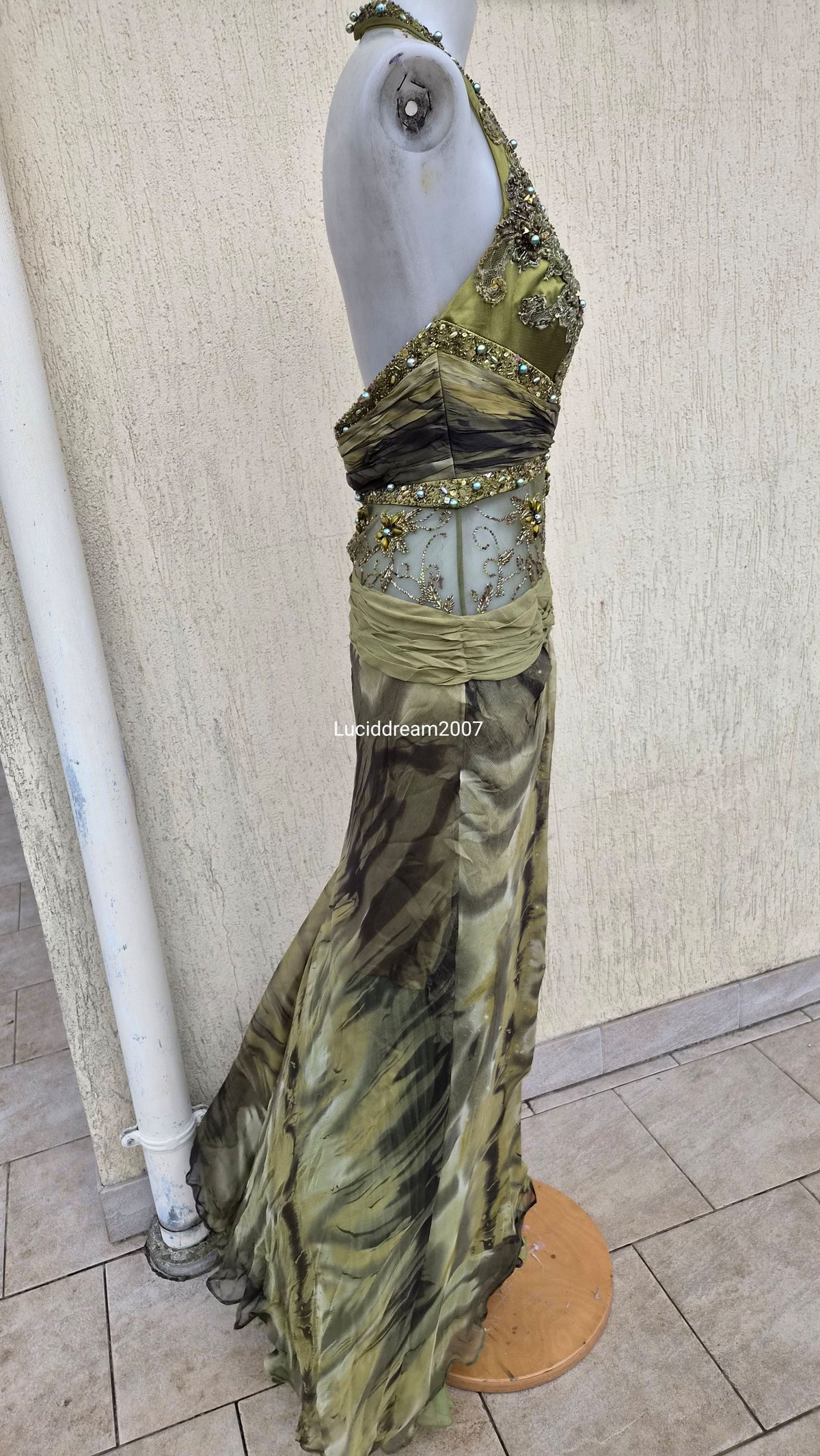 Robe de soirée verte détails brodés
