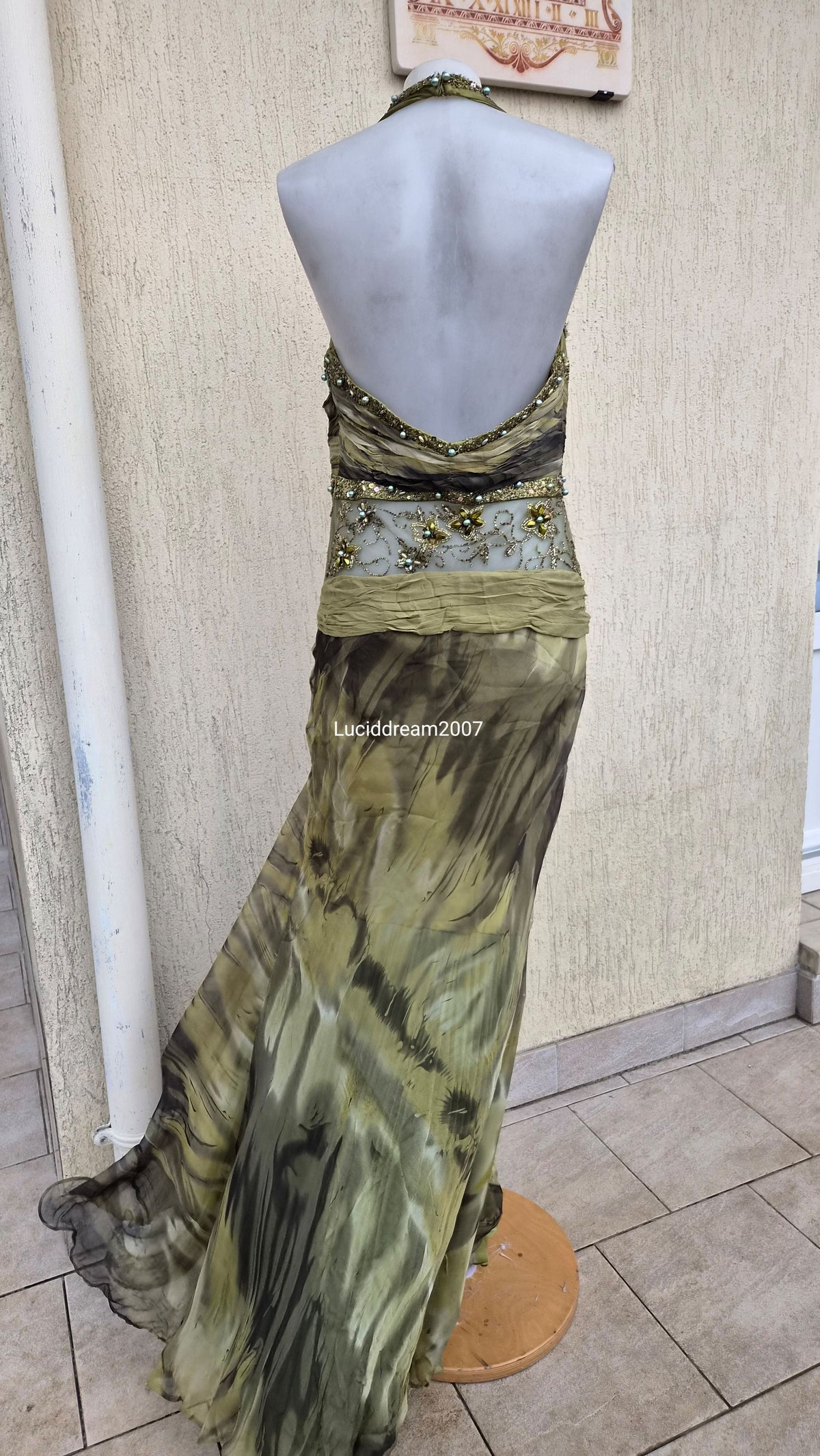 Robe de soirée verte détails brodés