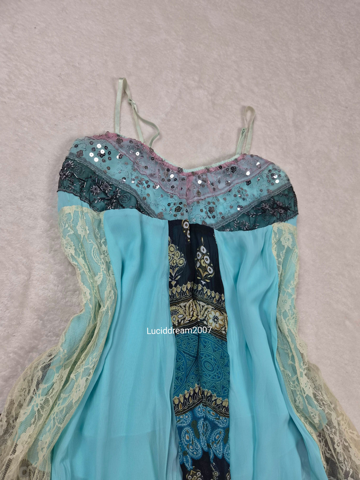 Haut asymétrique voile bleu et sequins