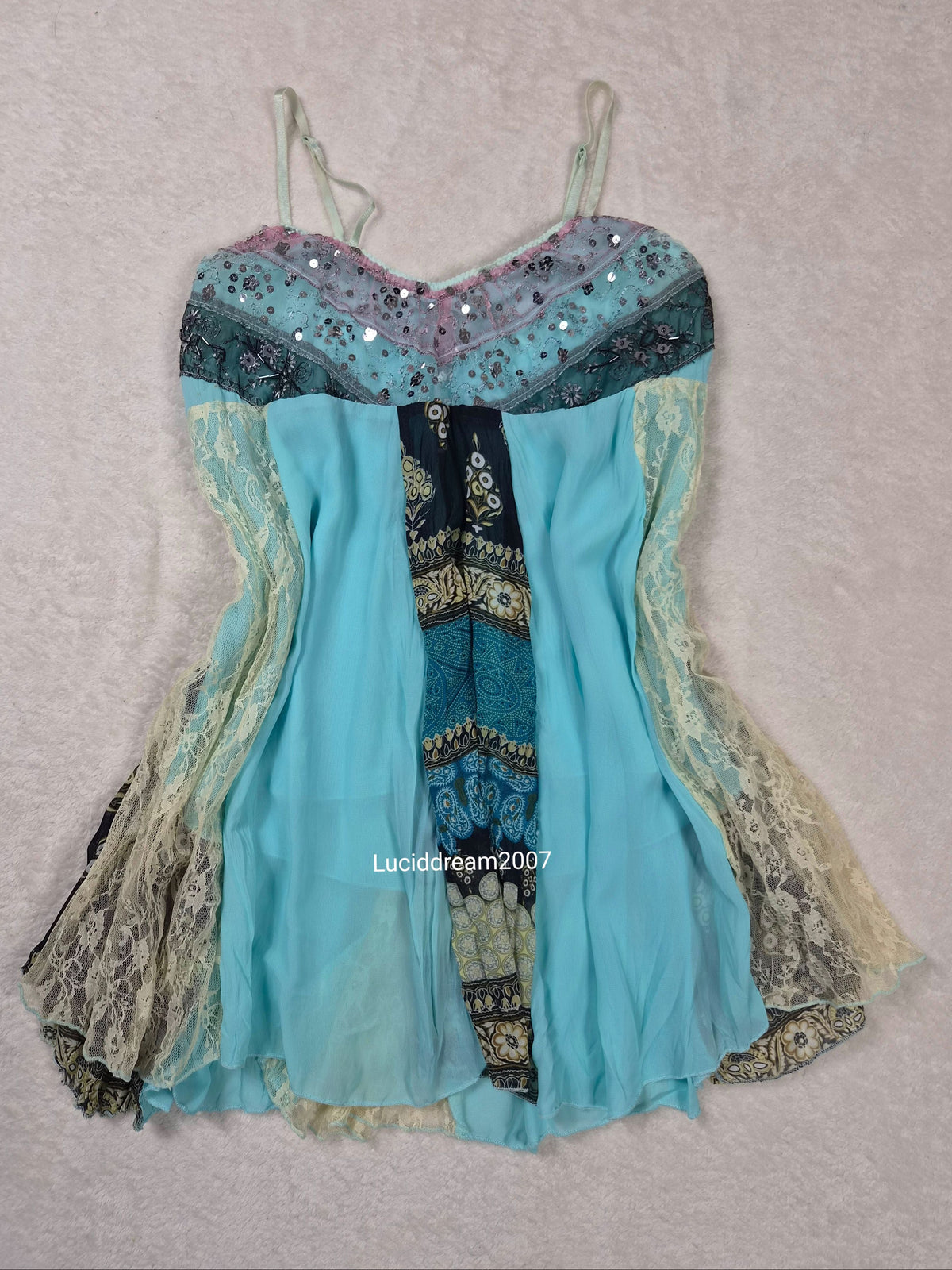 Haut asymétrique voile bleu et sequins