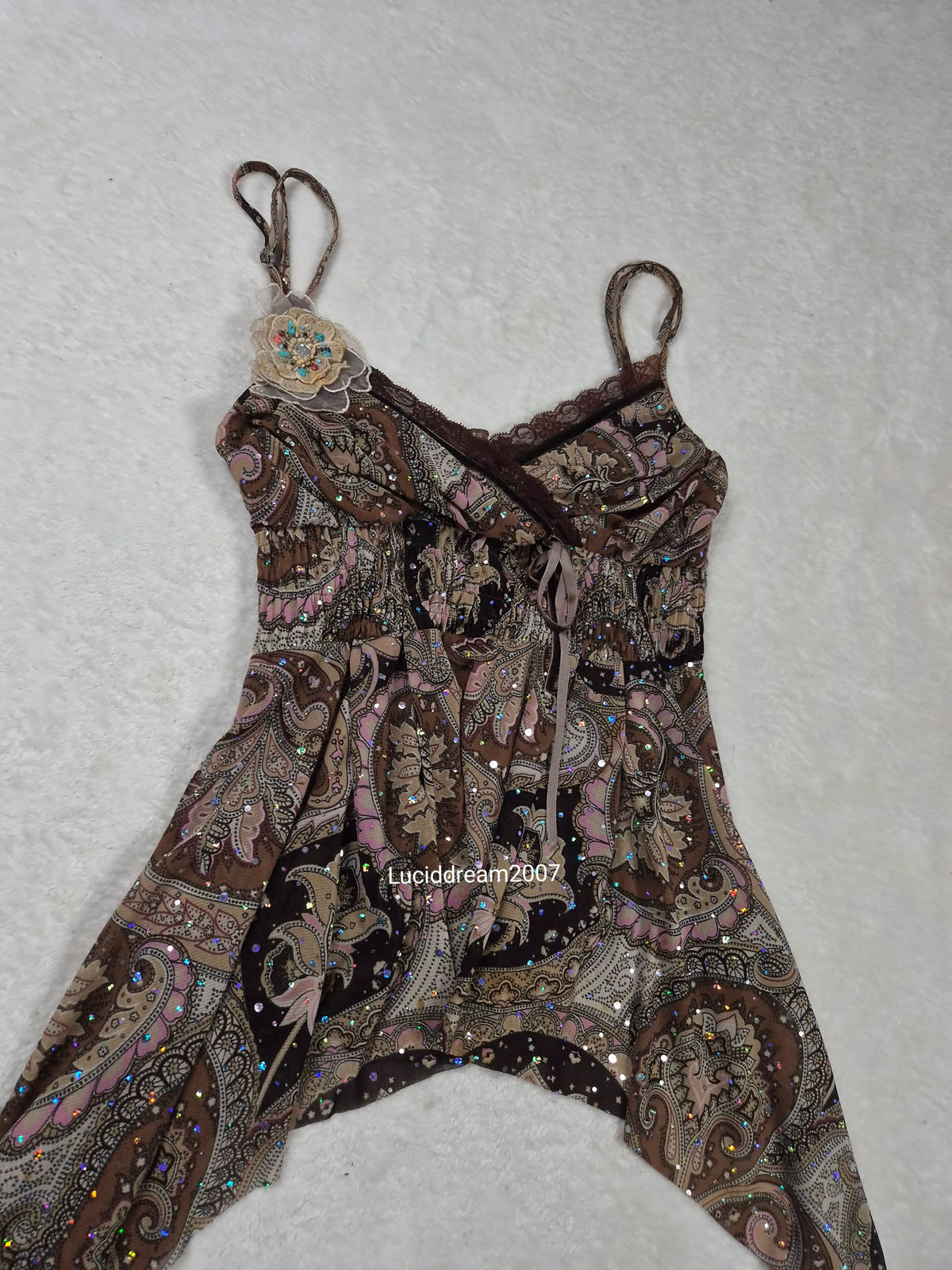 Haut en voile asymétrique broche fleurs