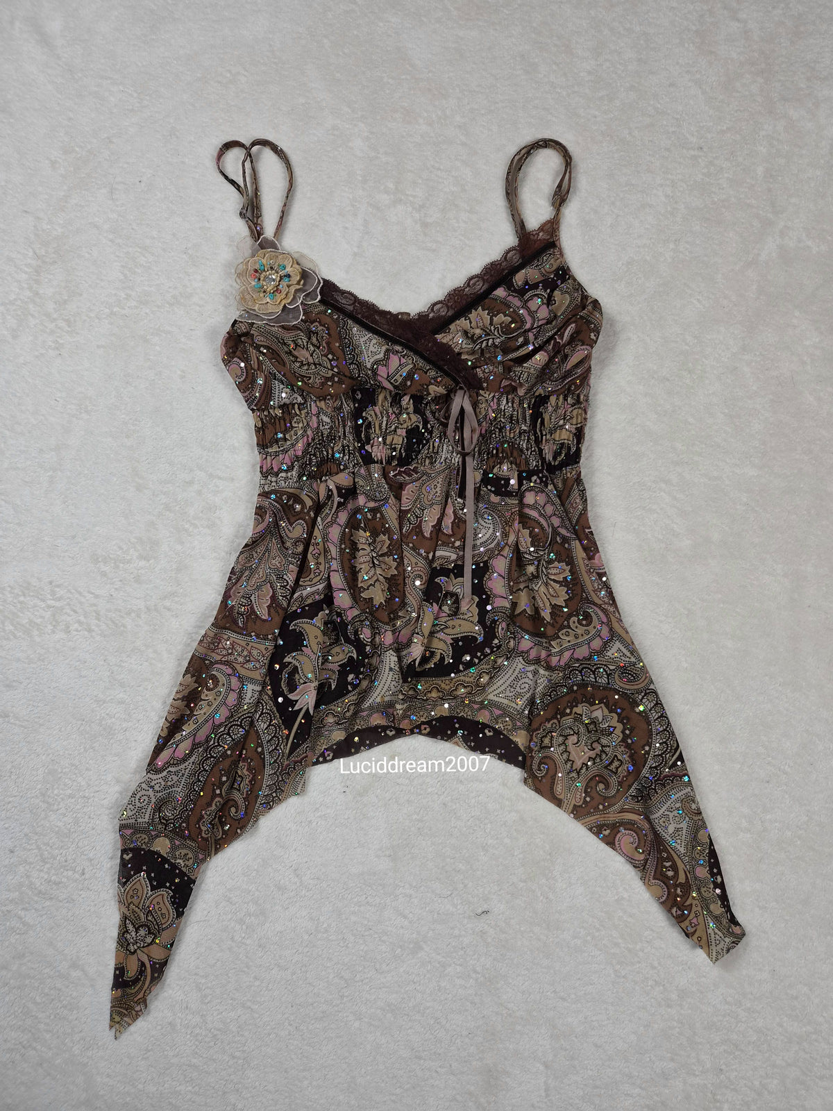 Haut en voile asymétrique broche fleurs