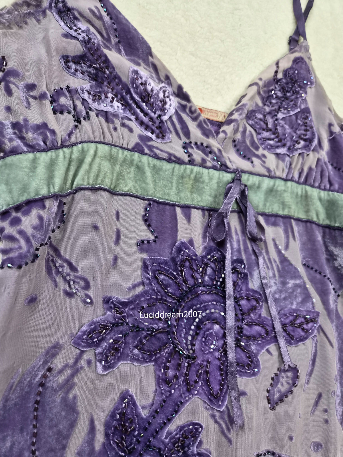 Haut violet soie brodée