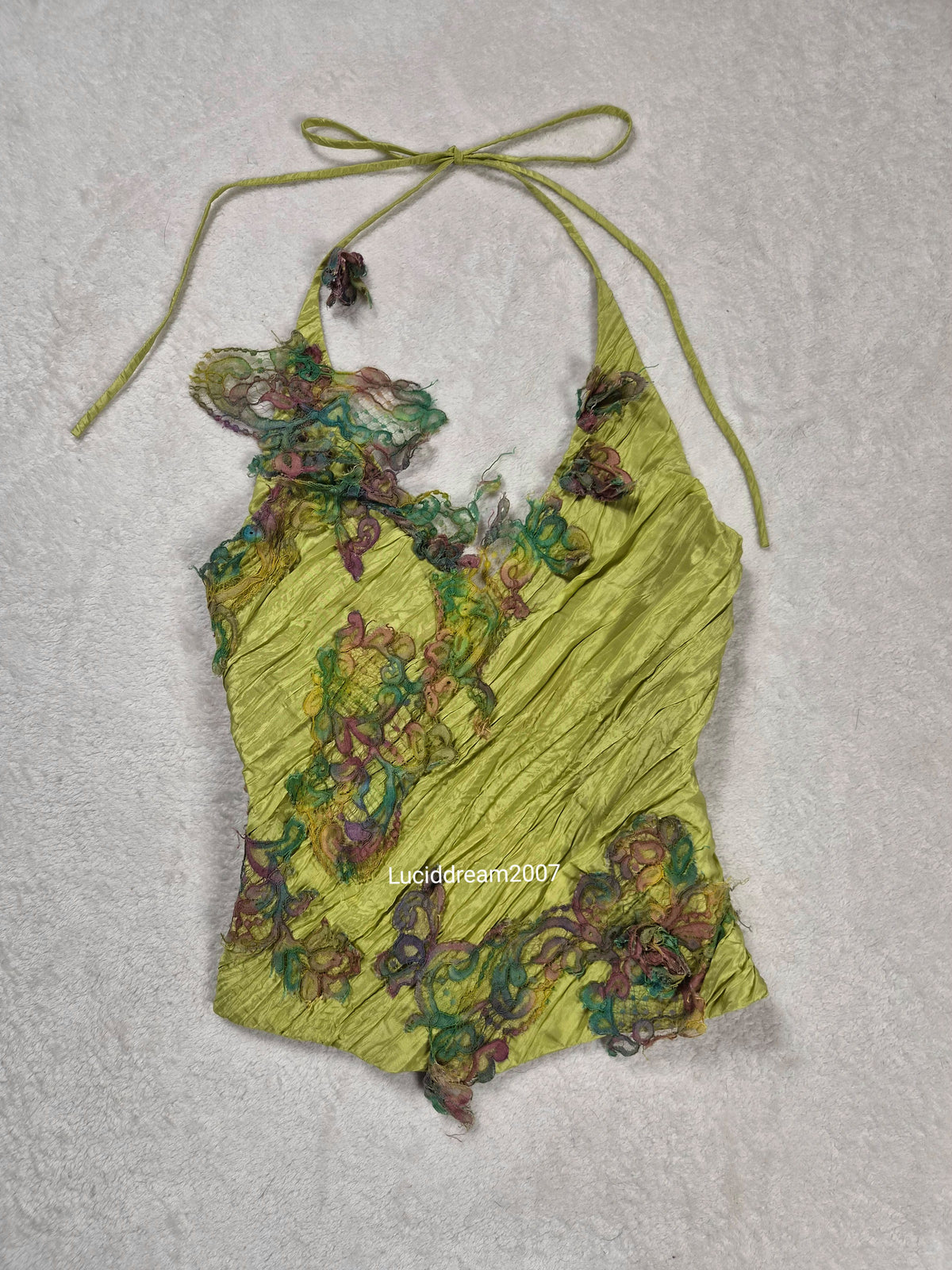 Dos nu vert avec broderies florales