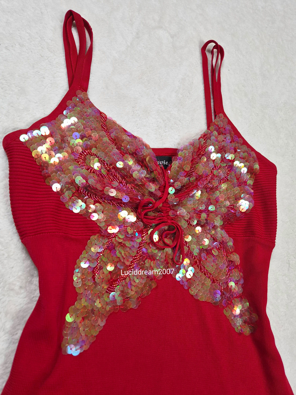 Haut rouge avec papillon en sequins