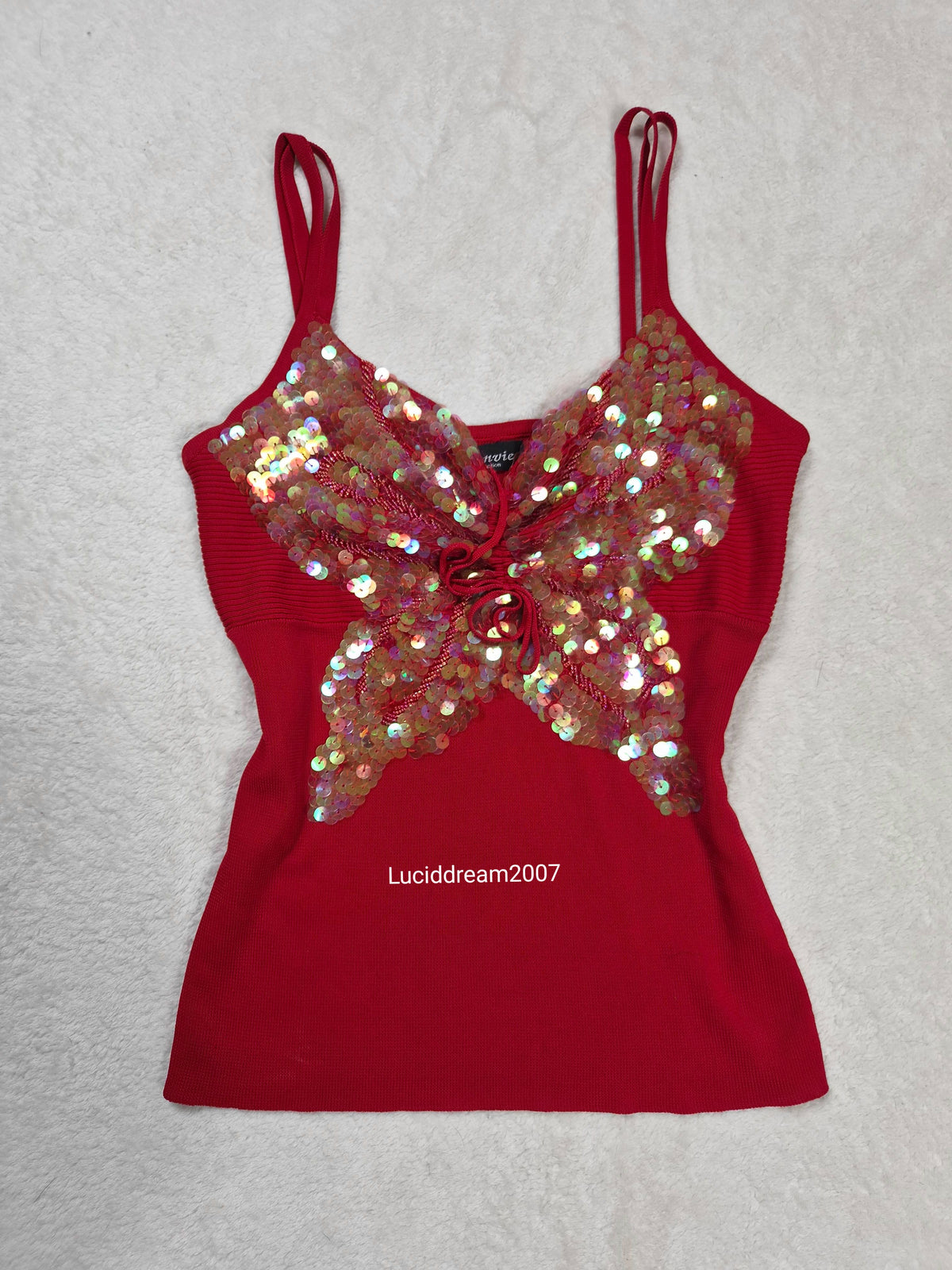 Haut rouge avec papillon en sequins