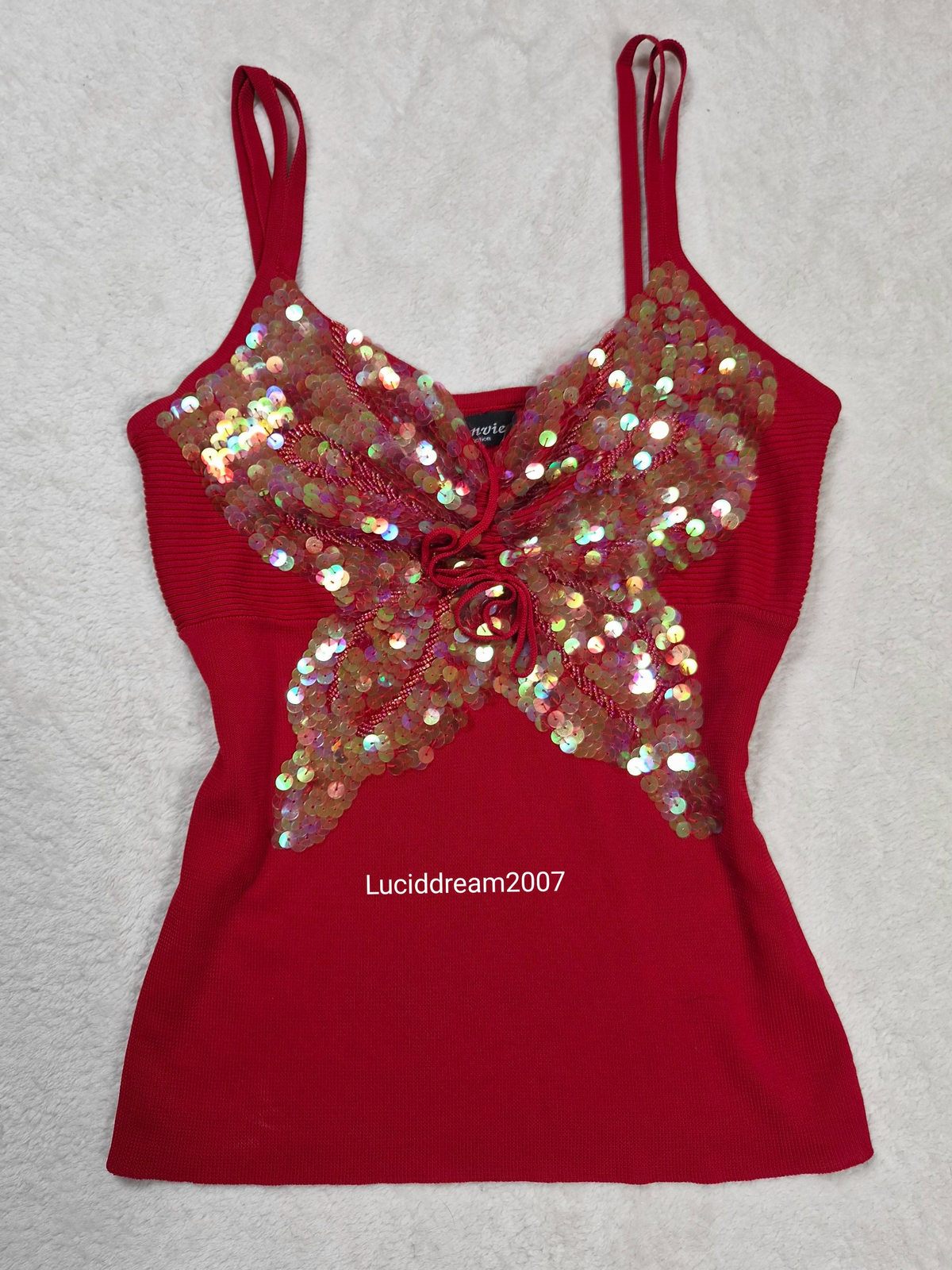 Haut rouge avec papillon en sequins