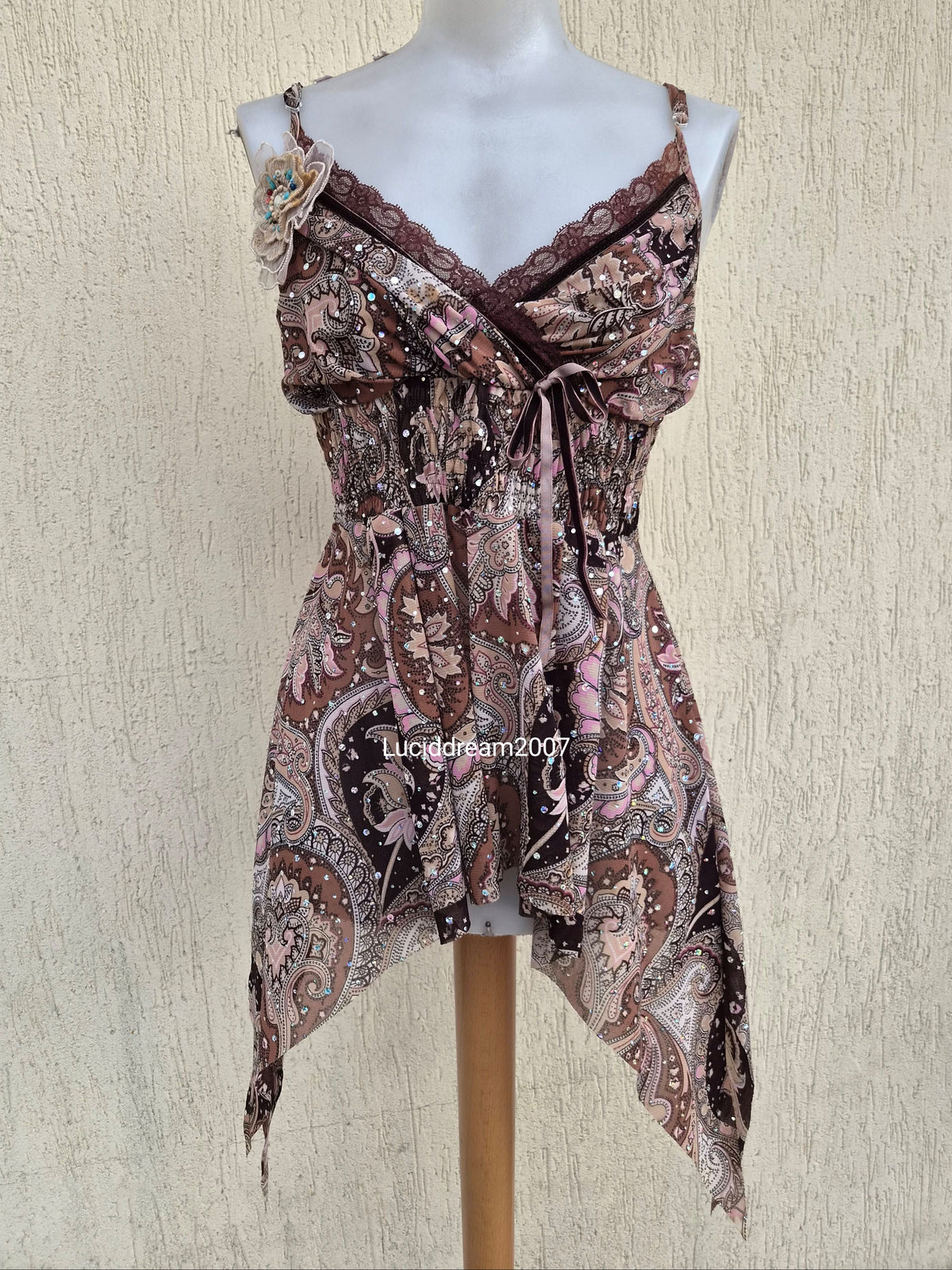 Haut en voile asymétrique broche fleurs