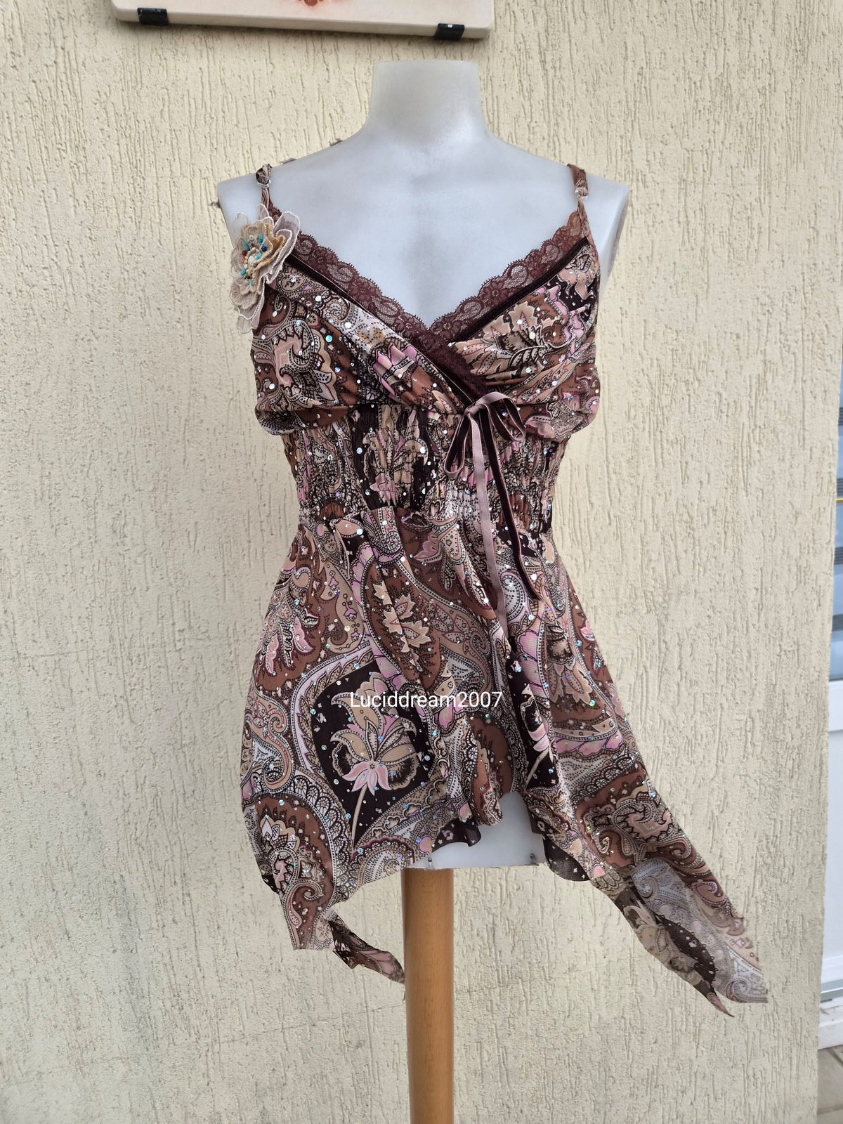 Haut en voile asymétrique broche fleurs
