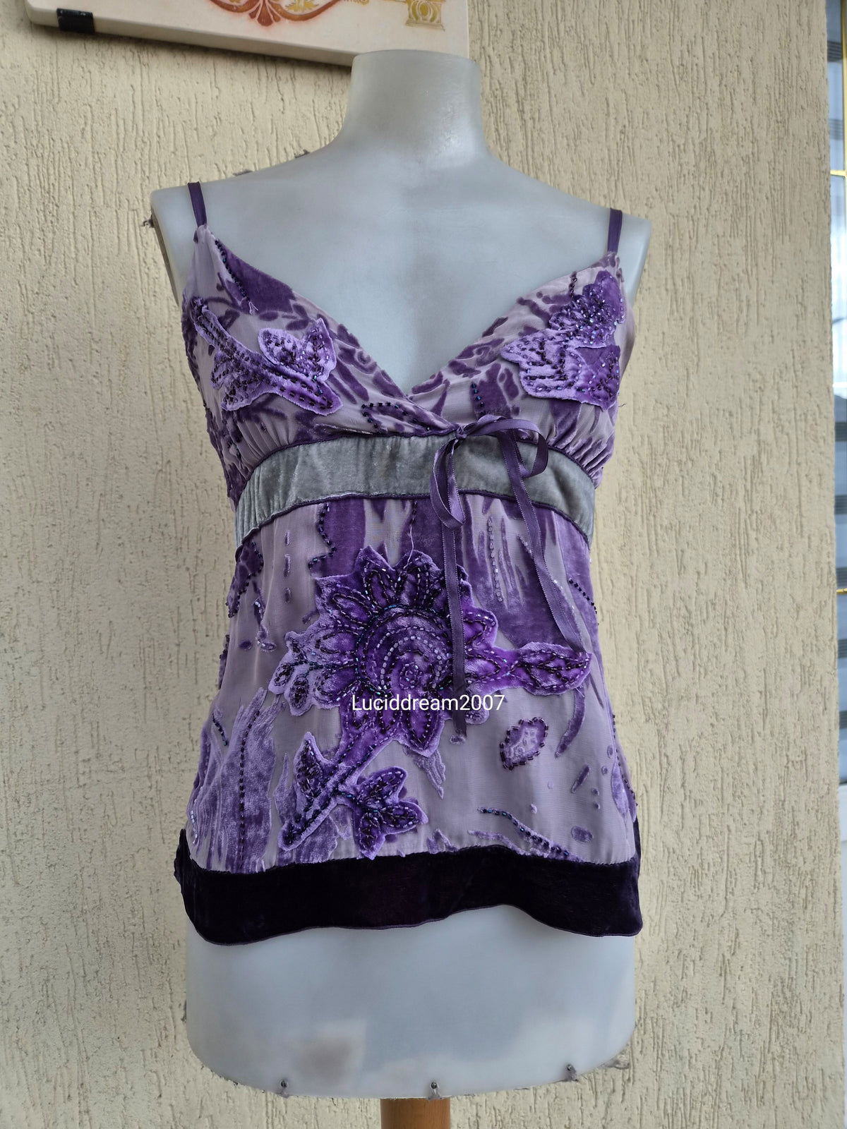 Haut violet soie brodée
