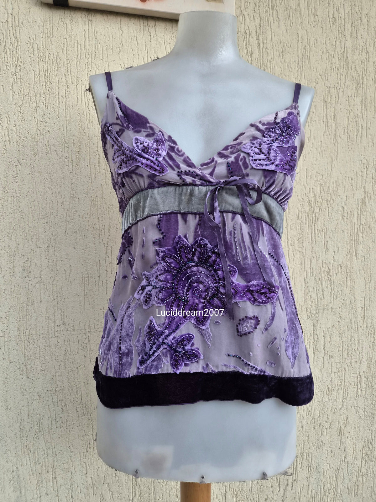 Haut violet soie brodée